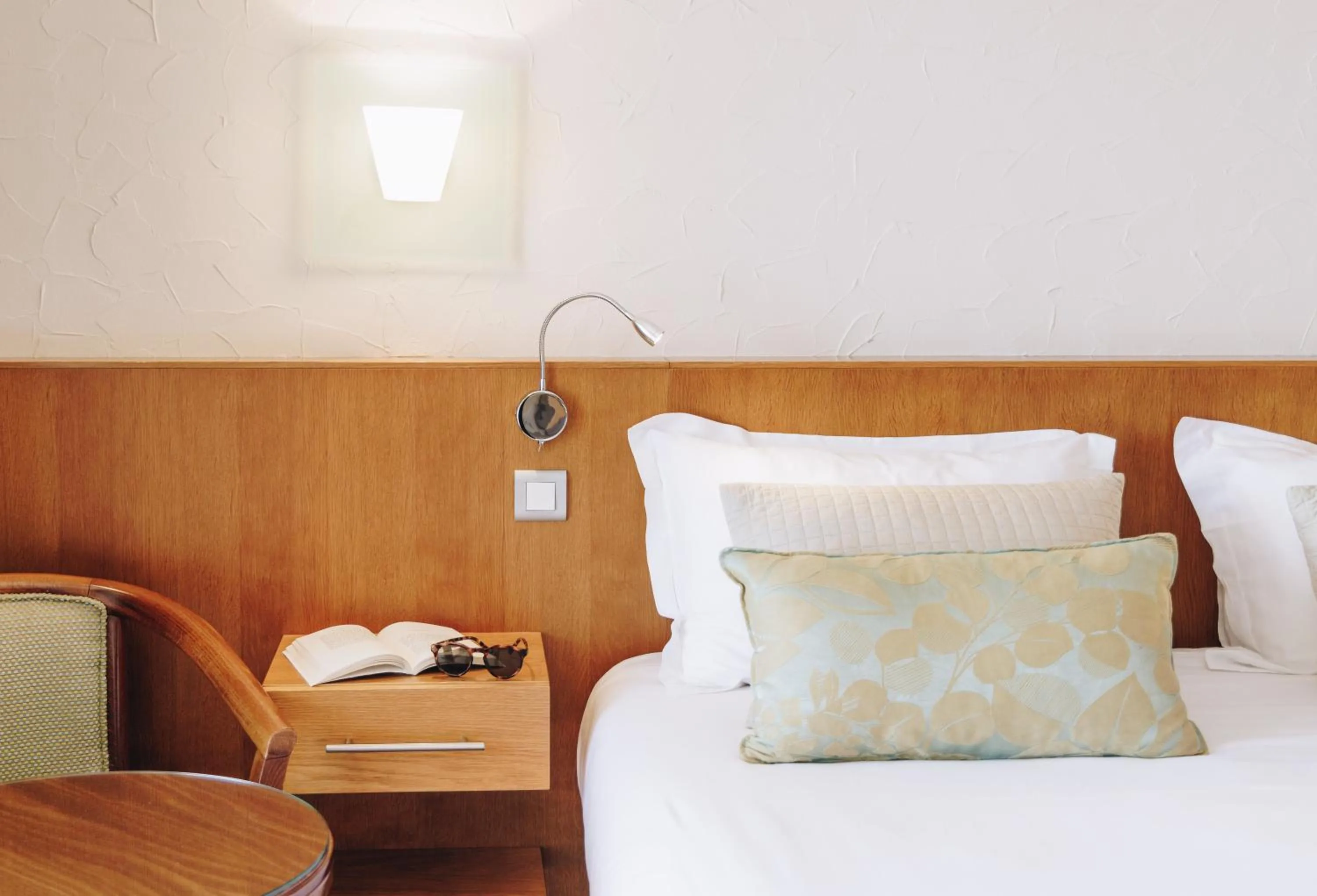 Bedroom, Bed in Alivi