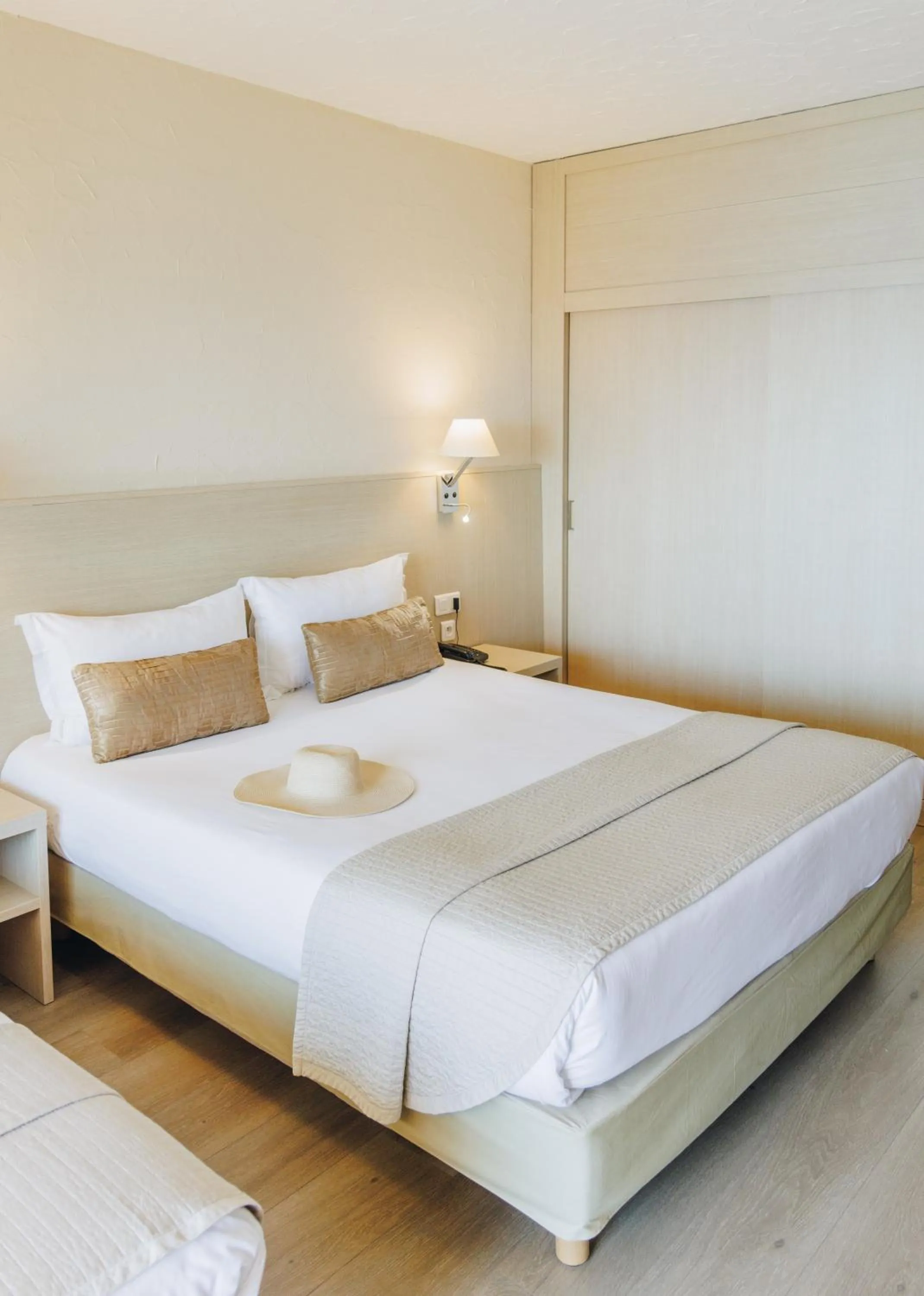 Bedroom, Bed in Alivi