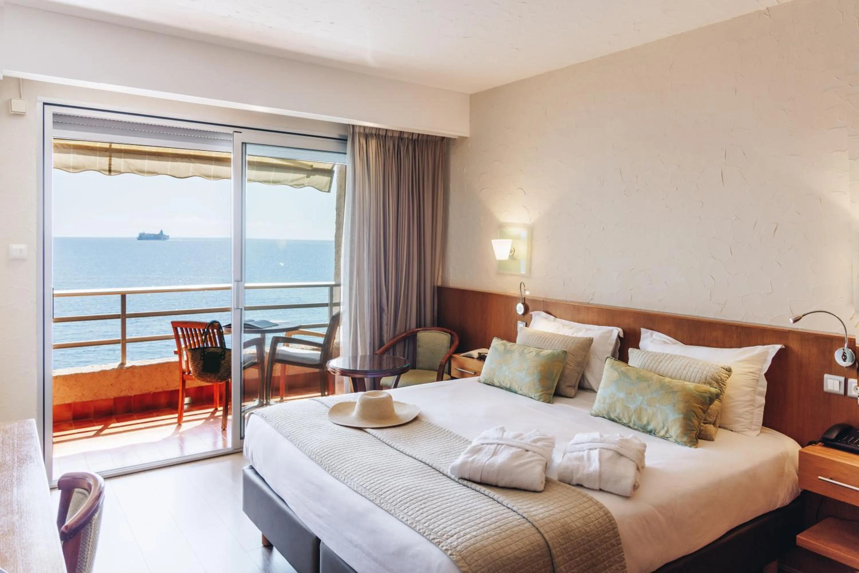 Photo of the whole room, Bed in Alivi