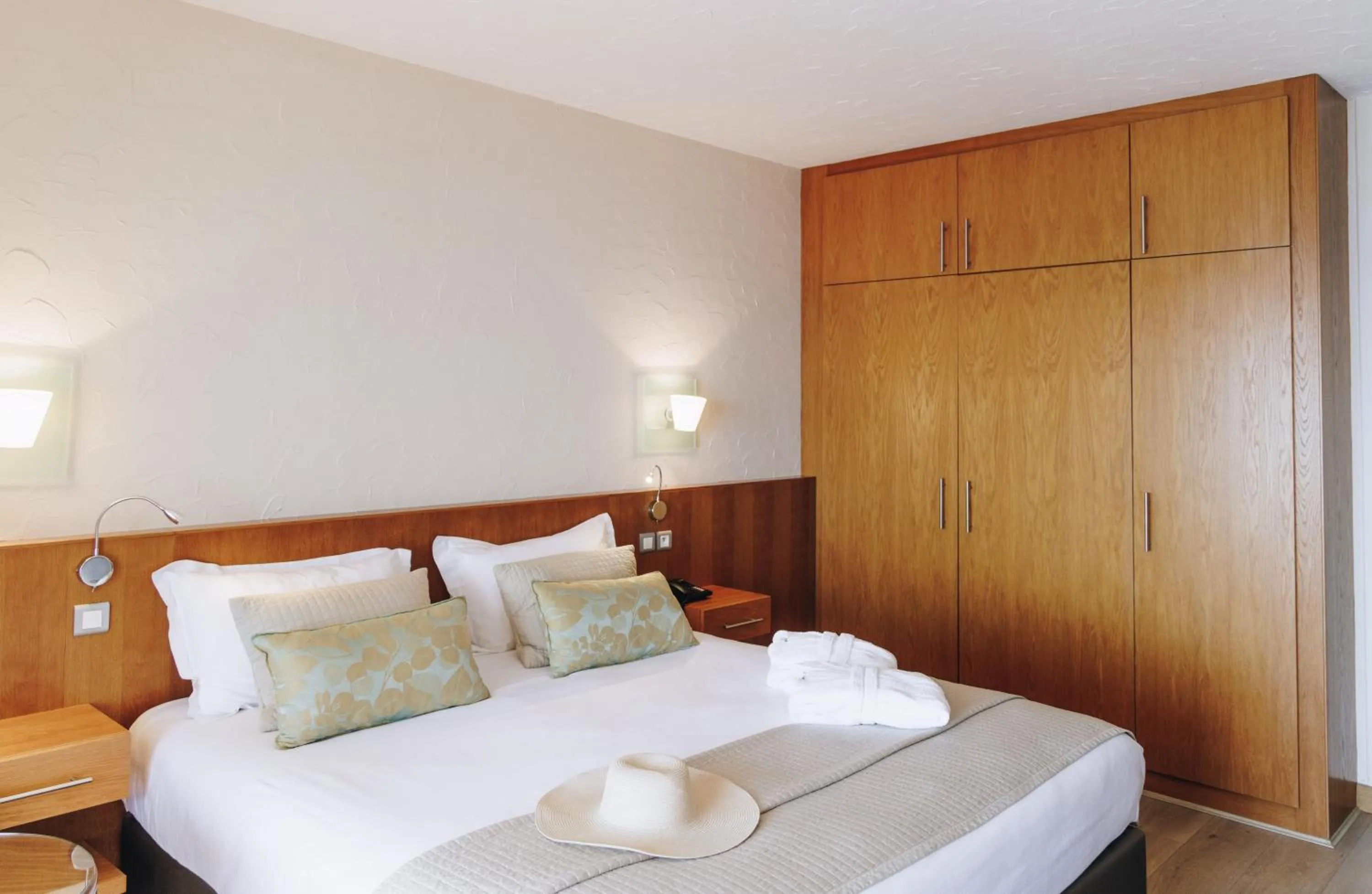 Bedroom, Bed in Alivi