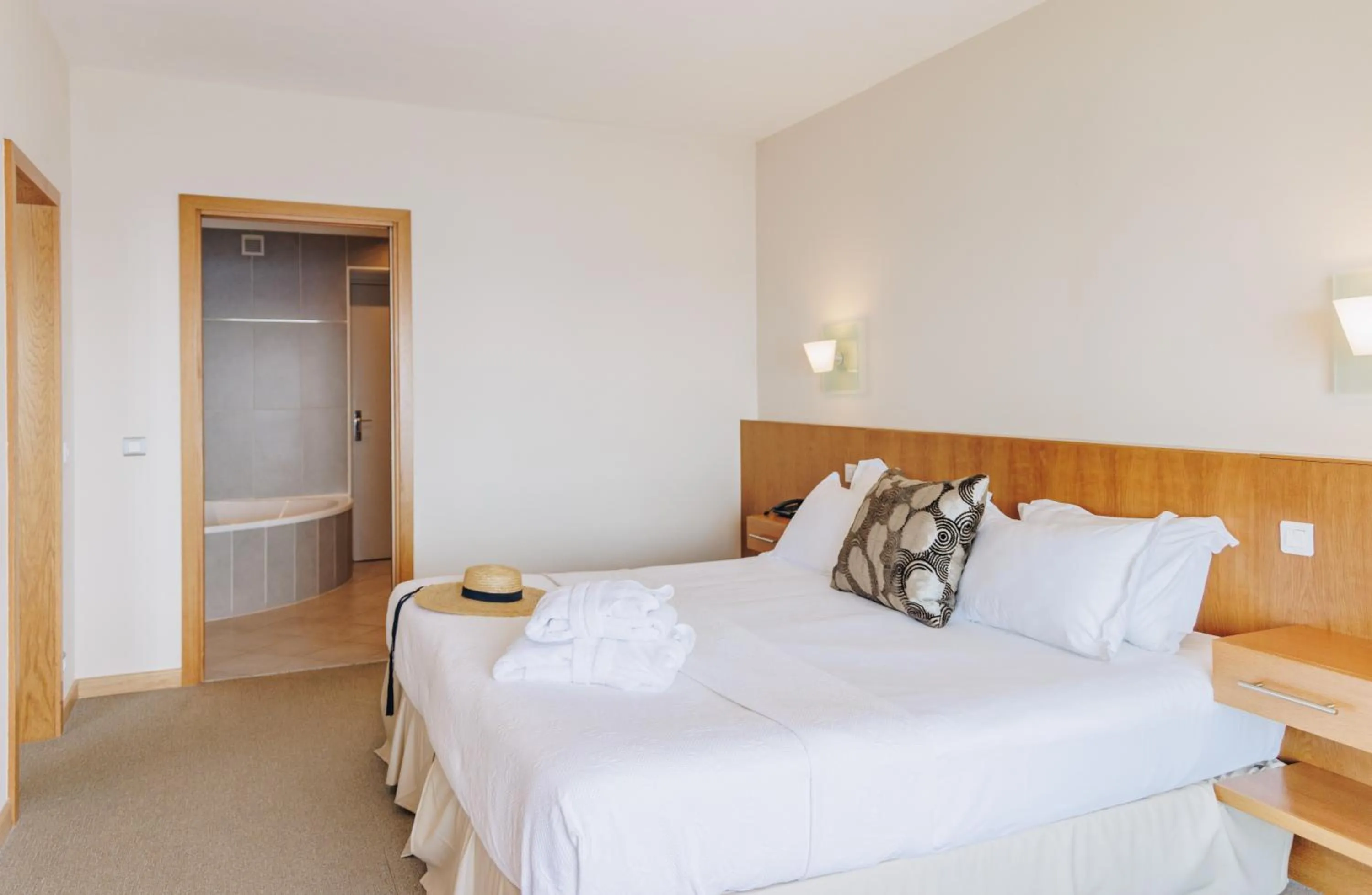 Bedroom, Bed in Alivi