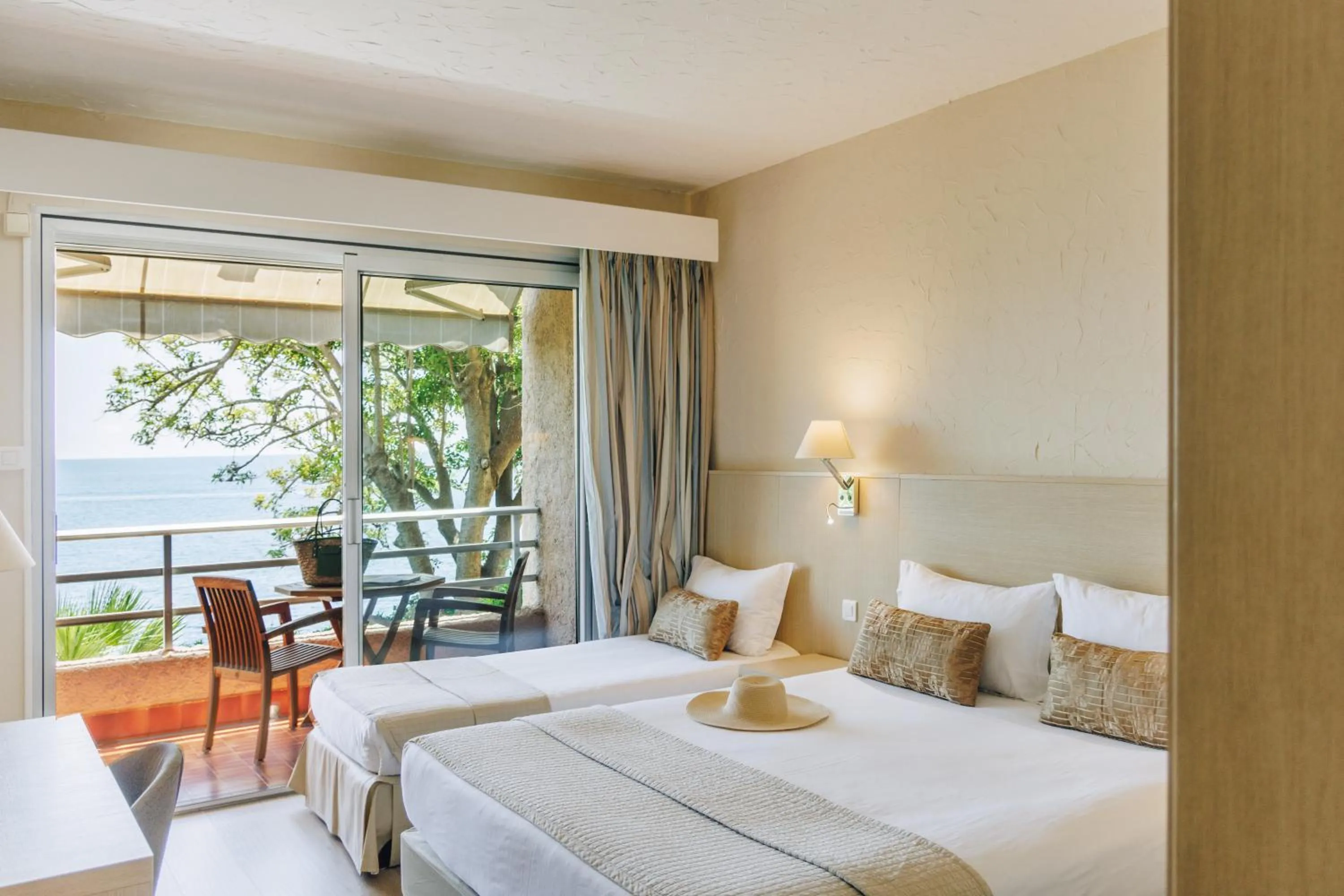 Photo of the whole room, Bed in Alivi