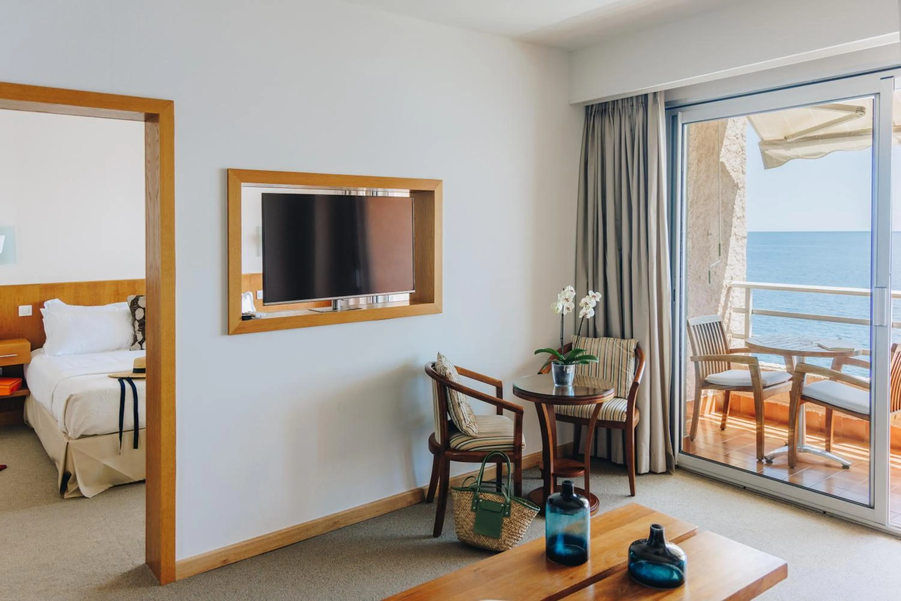 Communal lounge/ TV room, Bed in Alivi