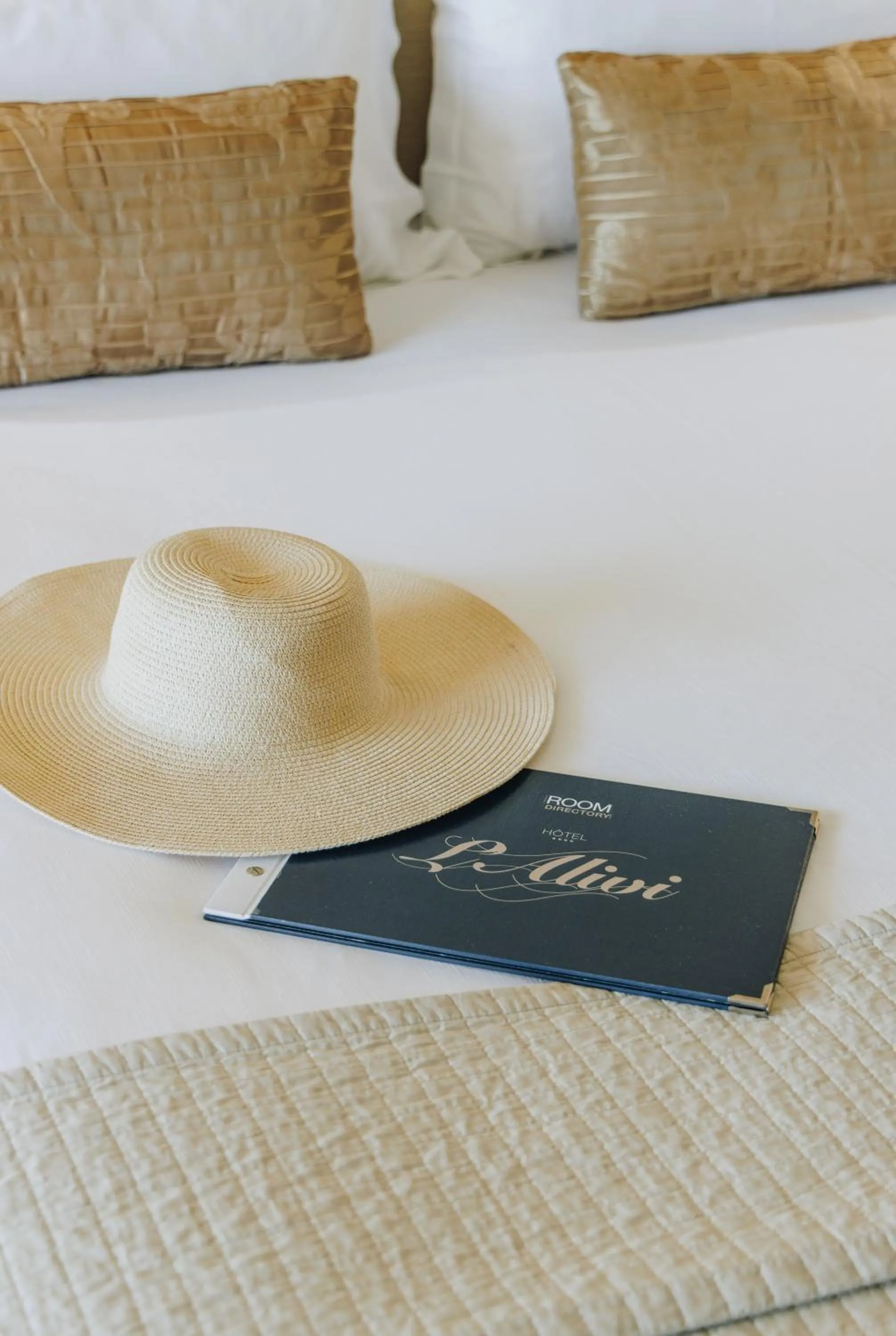 Photo of the whole room, Bed in Alivi