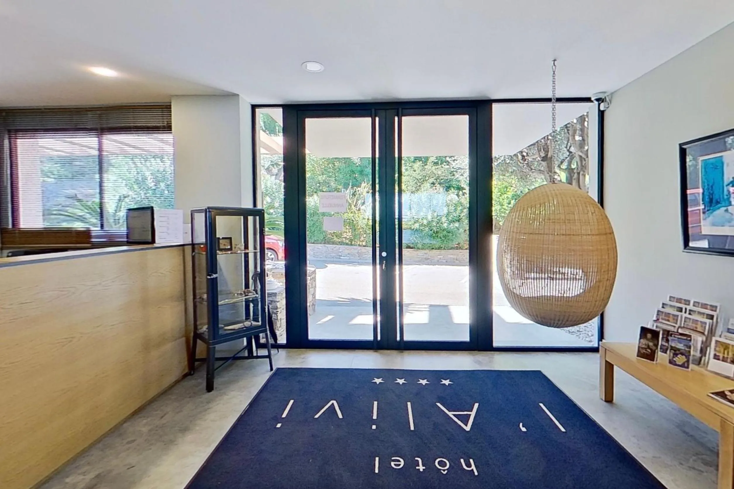 Lobby or reception in Alivi