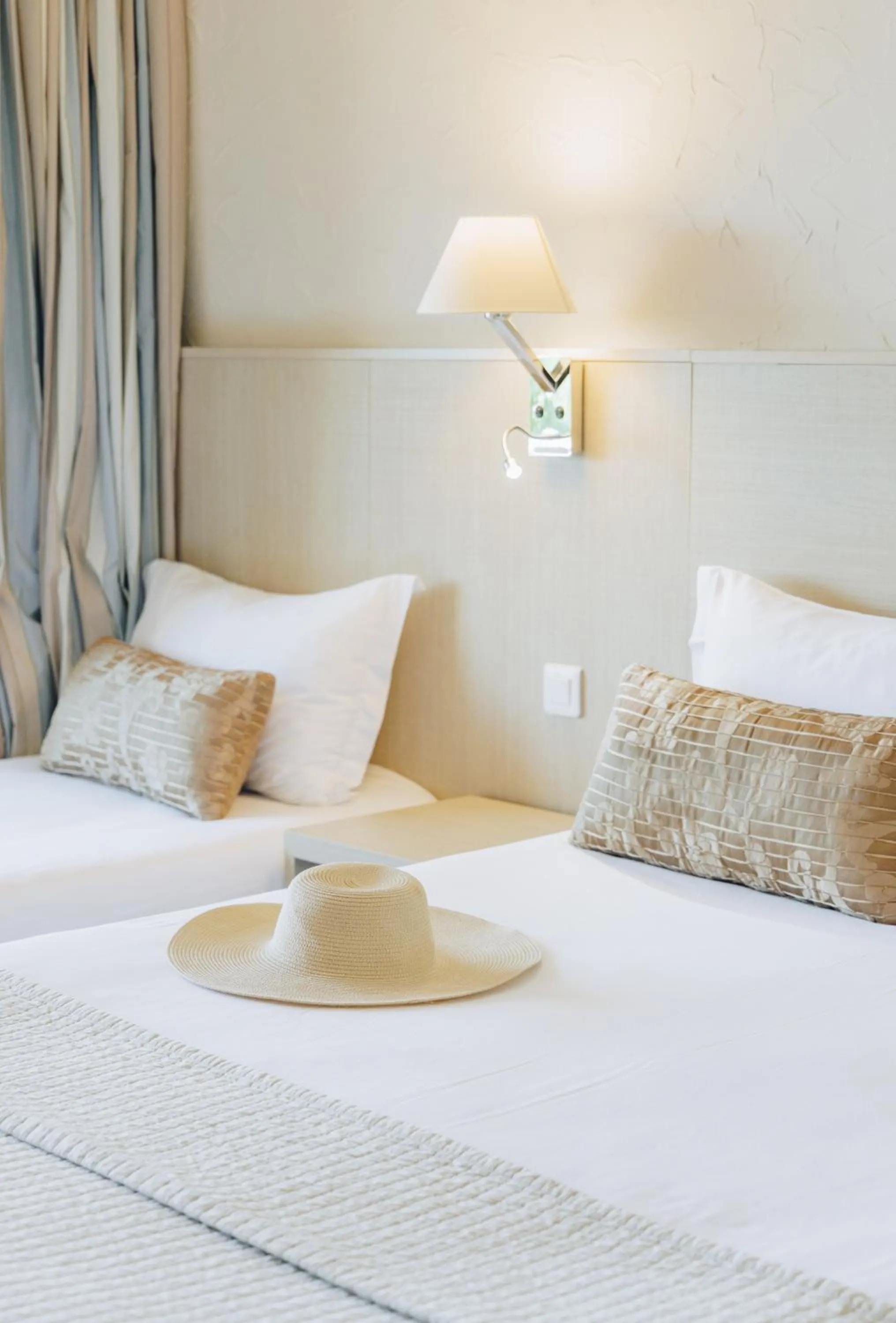 Bedroom, Bed in Alivi