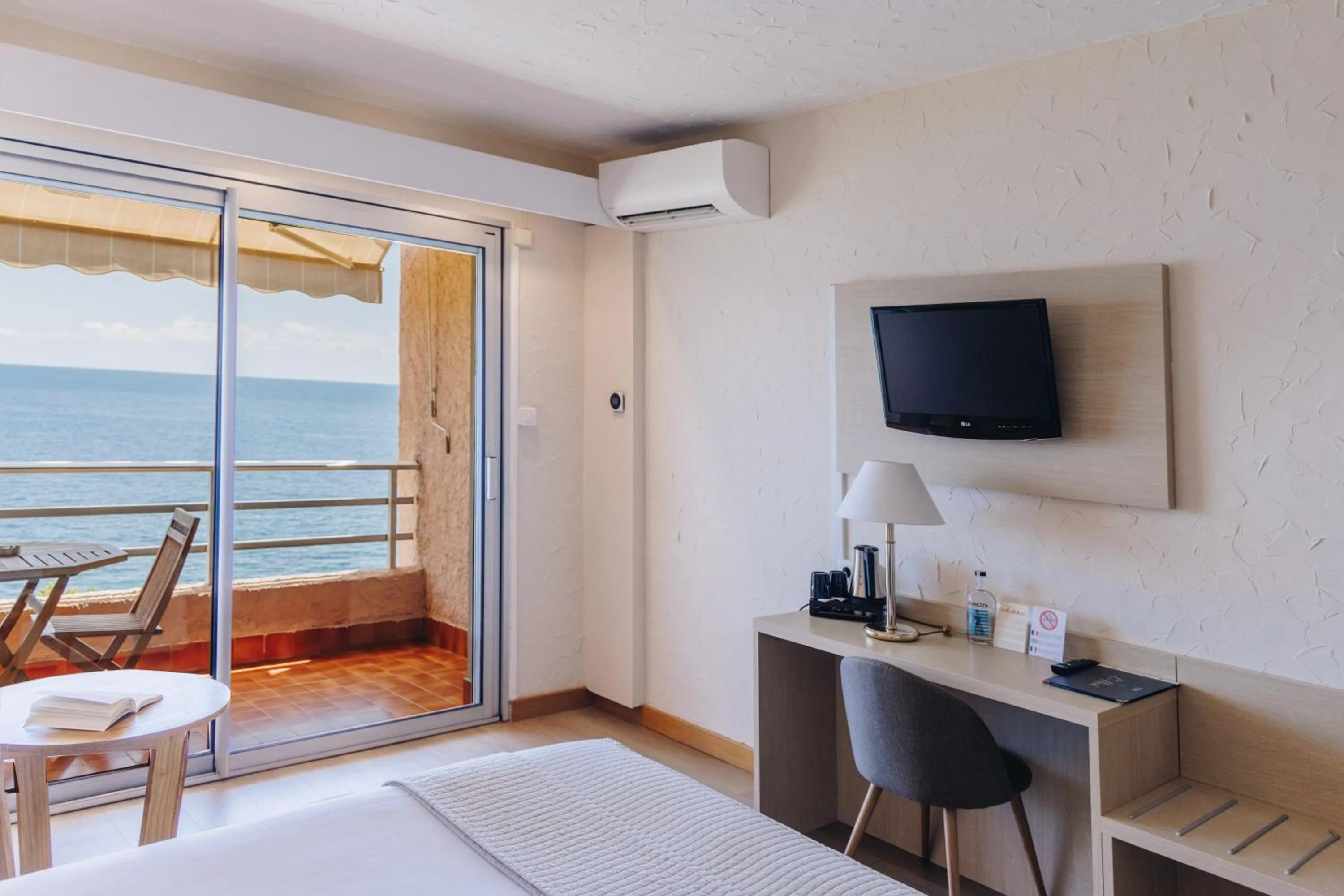 Photo of the whole room, Bed in Alivi