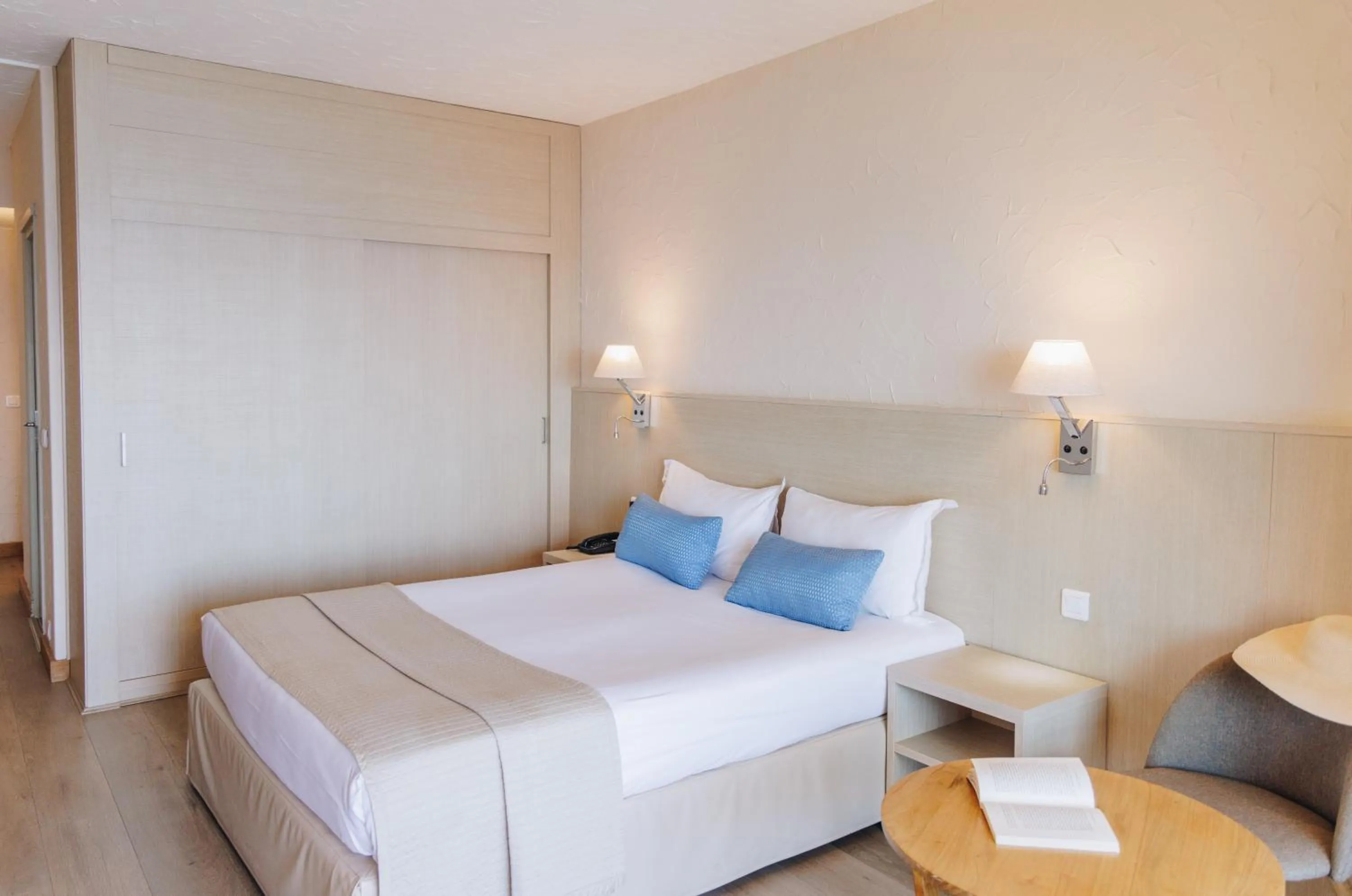 Bedroom, Bed in Alivi