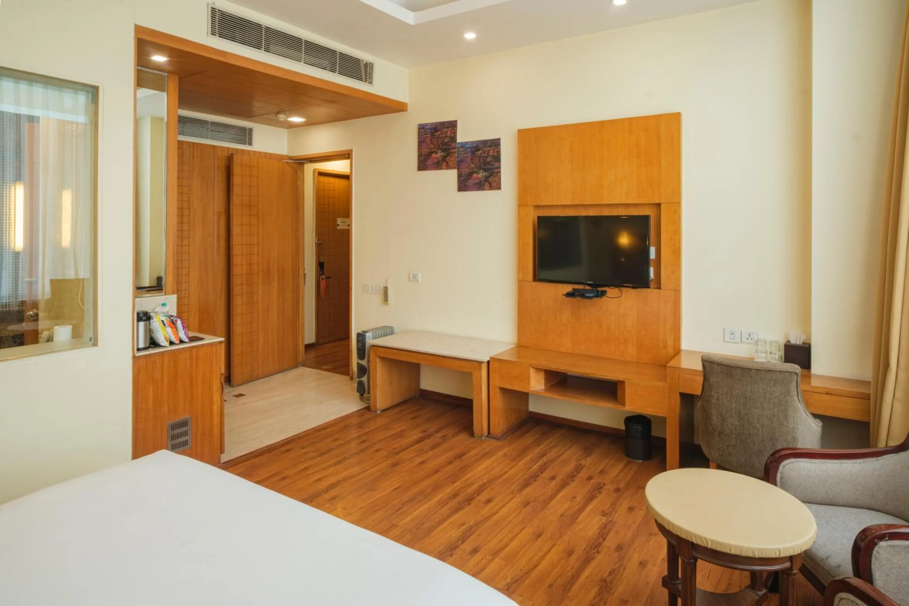 Photo of the whole room, Bed in Opulent by Udman Chhattarpur