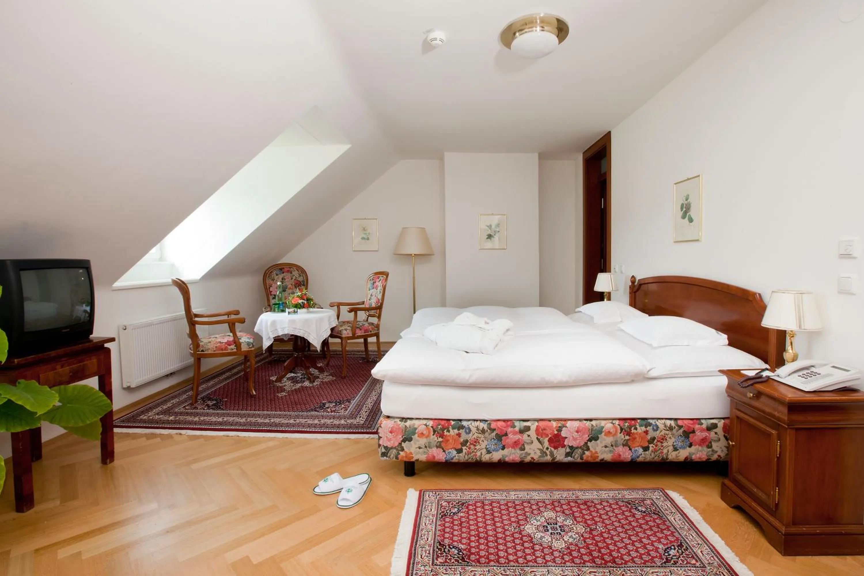 Photo of the whole room, Bed in Hotel Richard Löwenherz