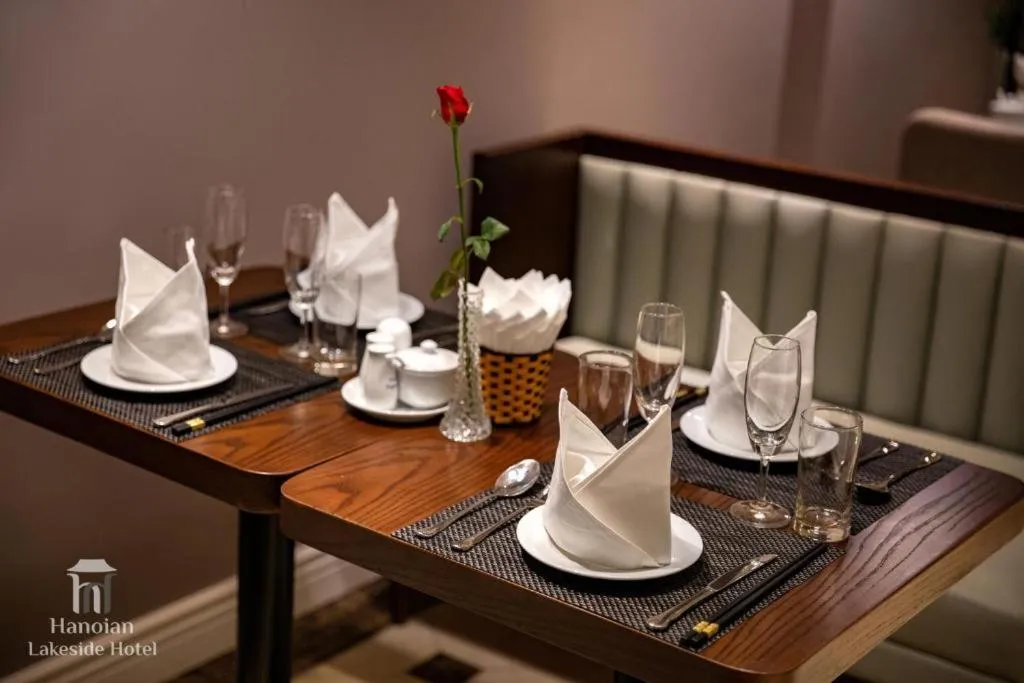 Restaurant/places to eat in Hanoi Lakeside Premium Hotel & Travel