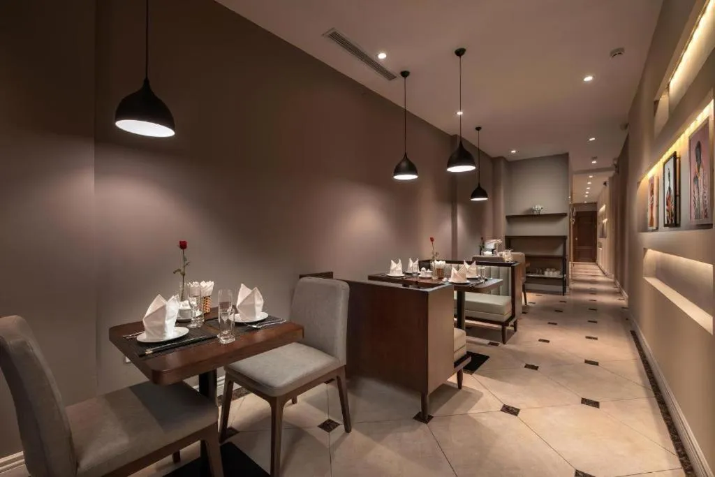 Restaurant/places to eat in Hanoi Lakeside Premium Hotel & Travel