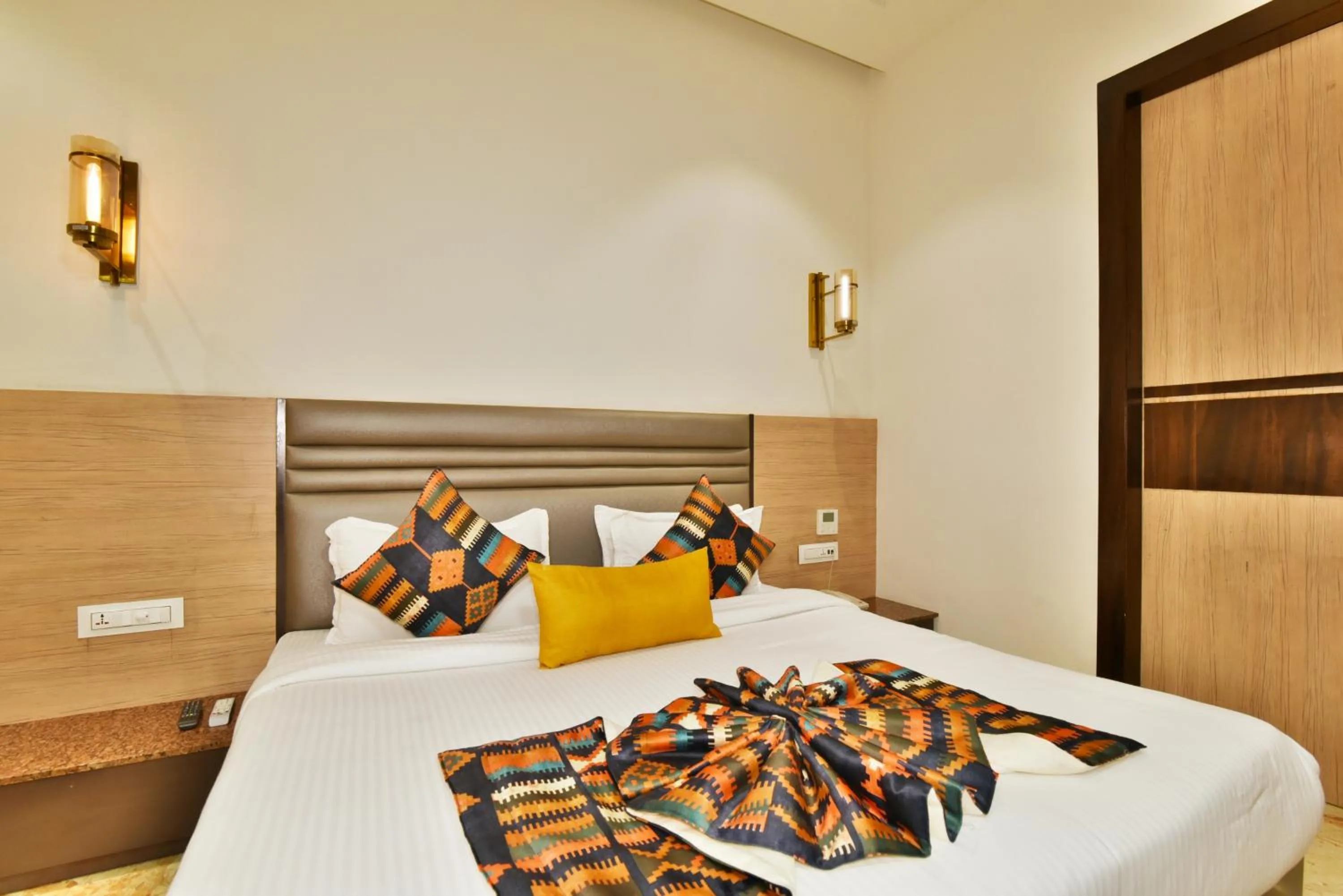 Bedroom, Bed in Hotel Infa - 400m From Golden Temple