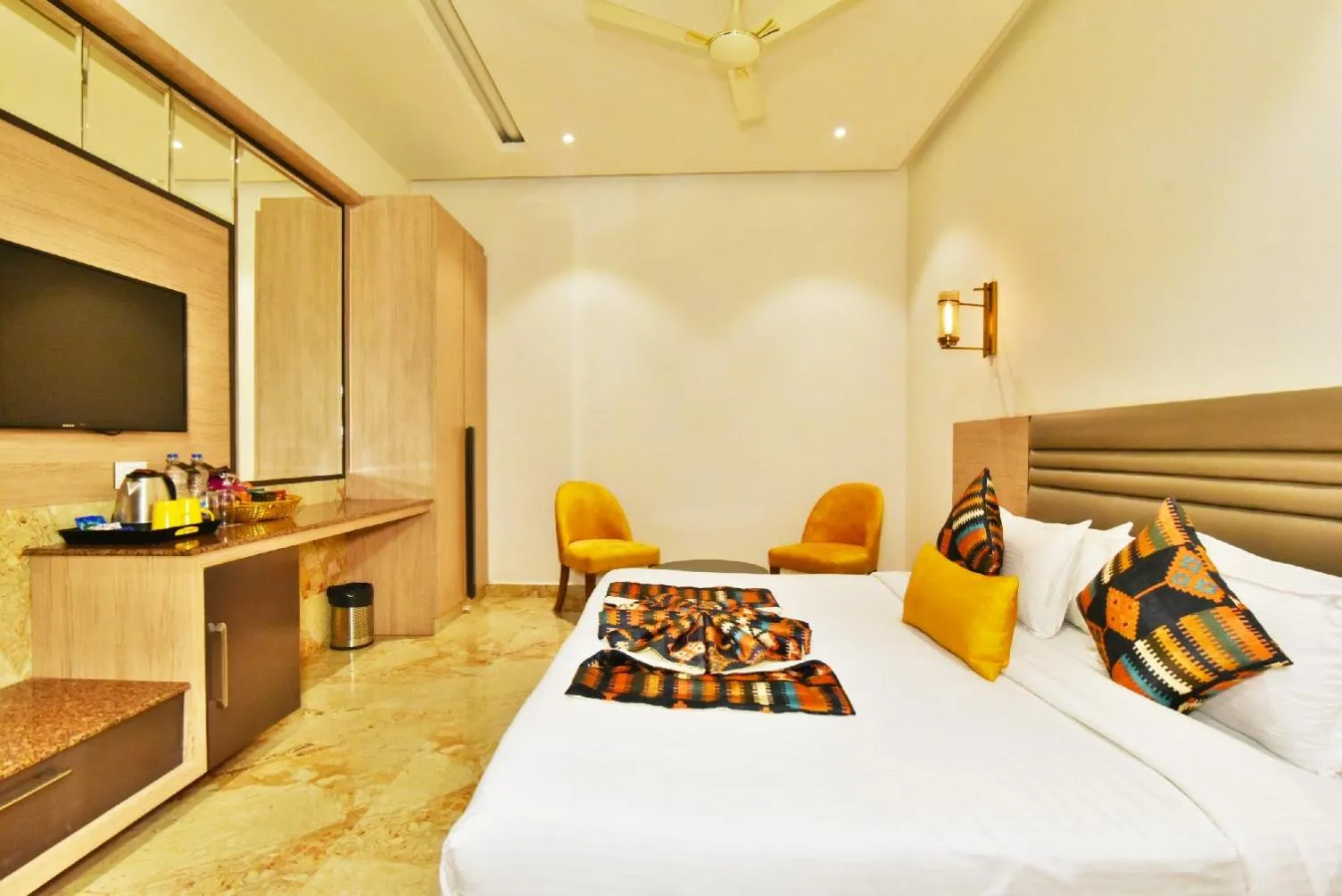 Bedroom, Bed in Hotel Infa - 400m From Golden Temple