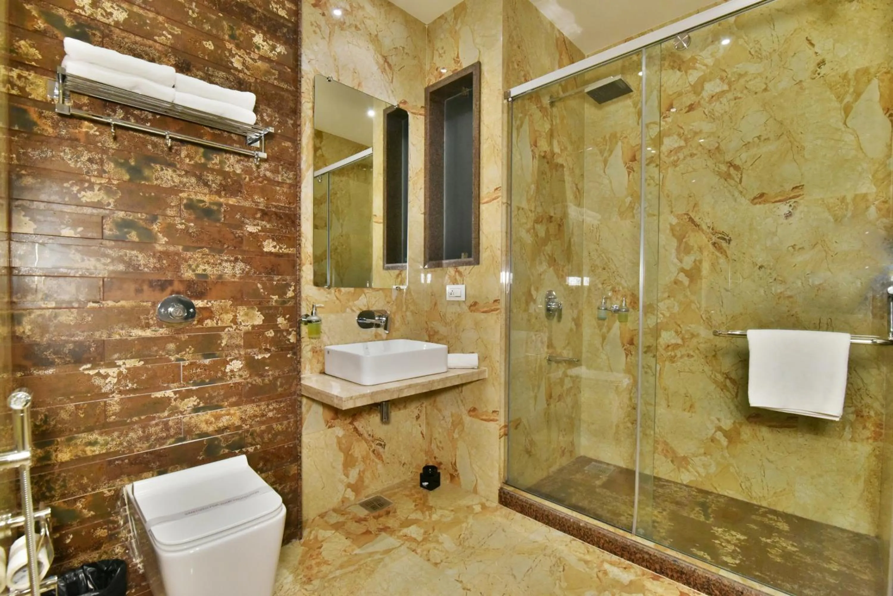 Bathroom in Hotel Infa - 400m From Golden Temple