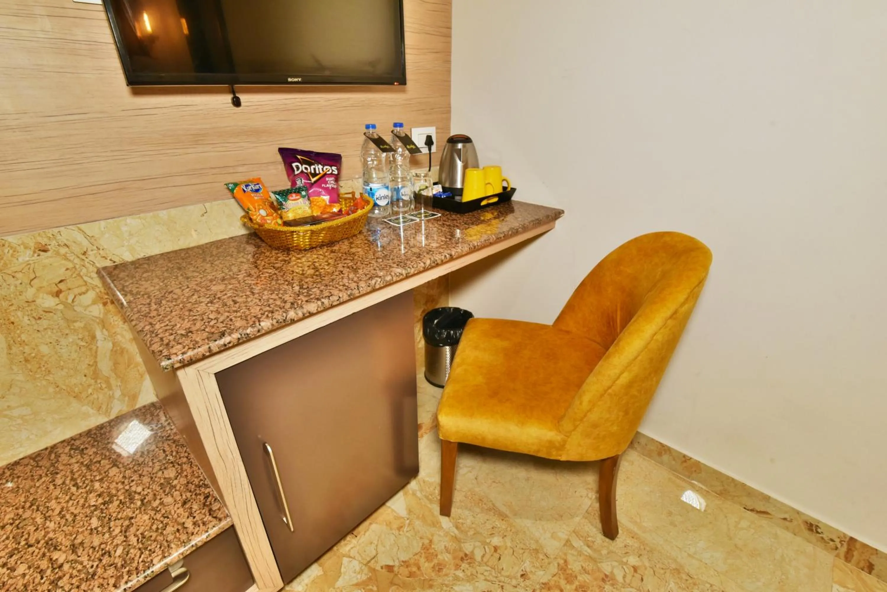 TV and multimedia in Hotel Infa - 400m From Golden Temple