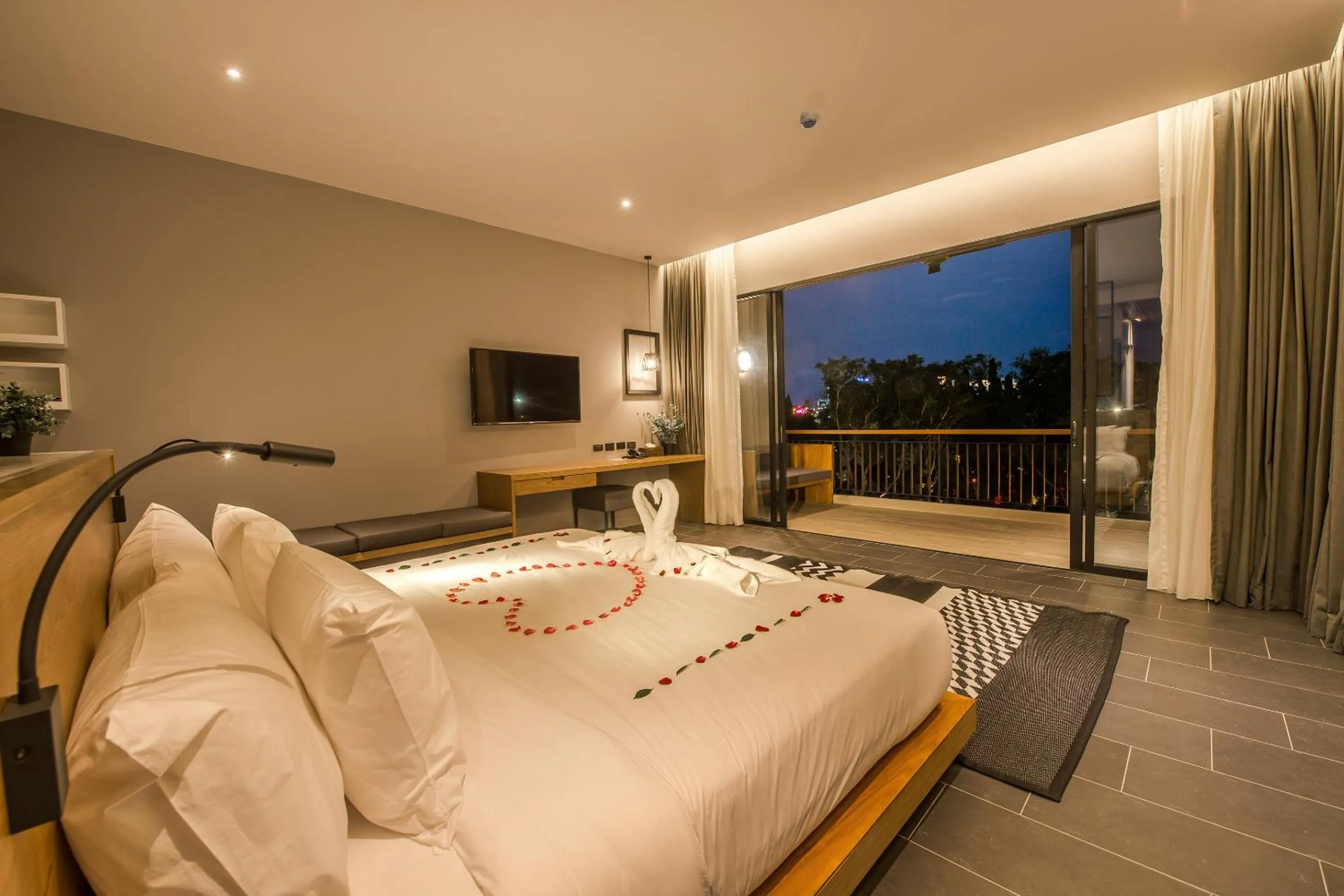 Communal lounge/ TV room, Bed in The Gallery Hotel Nai Harn