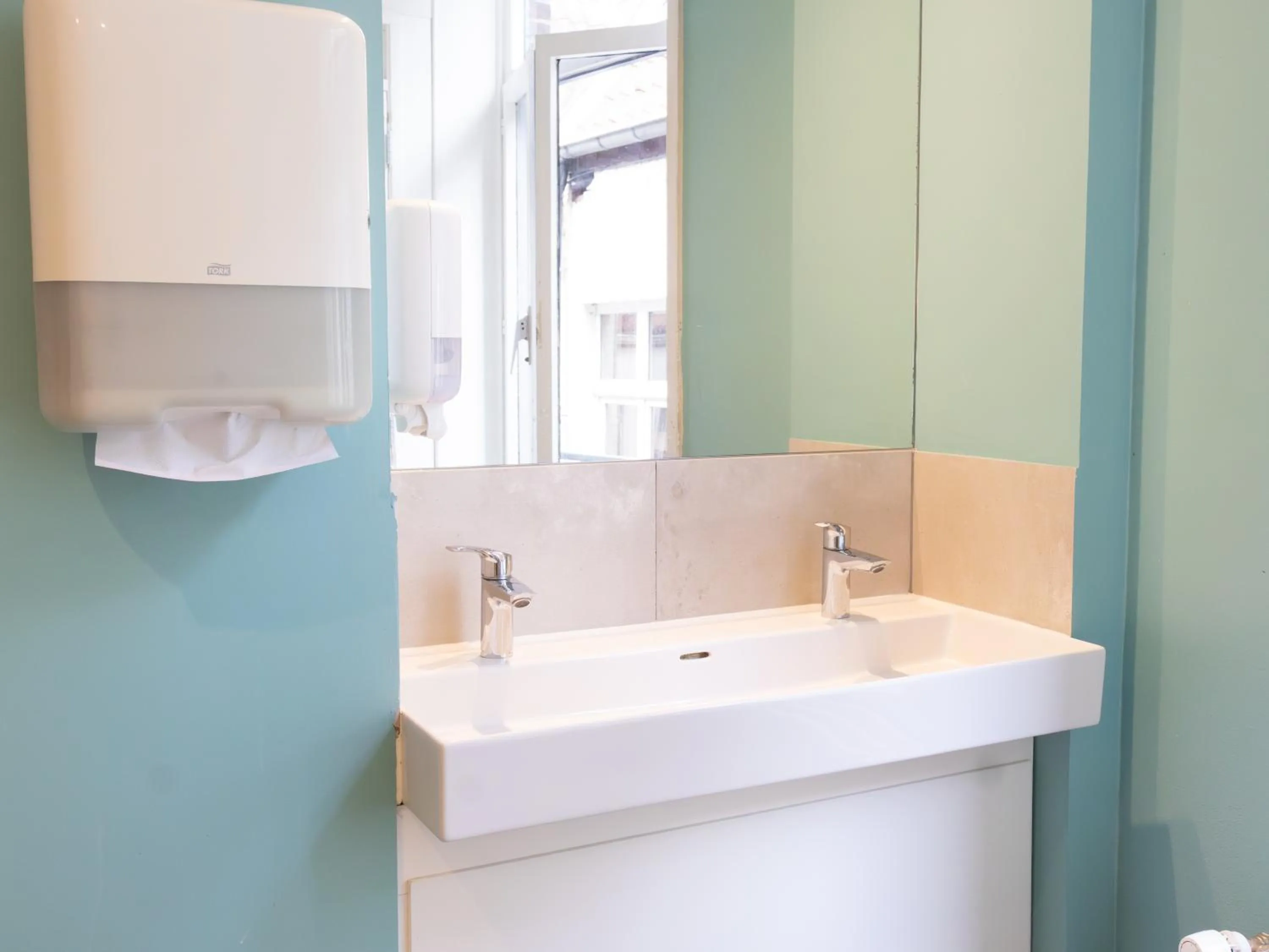 Bathroom in St Christopher's Inn Bruges - The Bauhaus