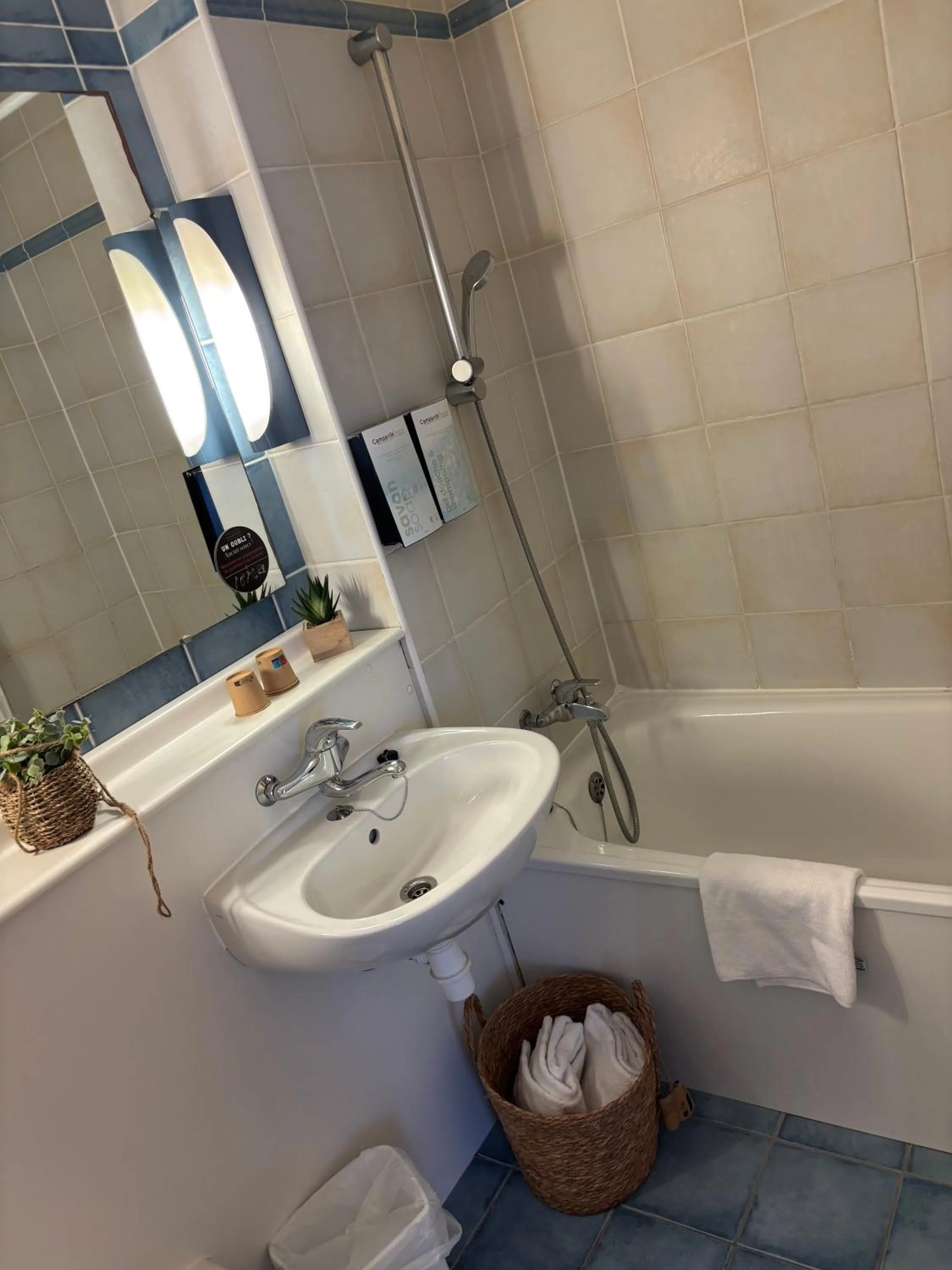 Bathroom in Campanile Dijon Centre - Gare