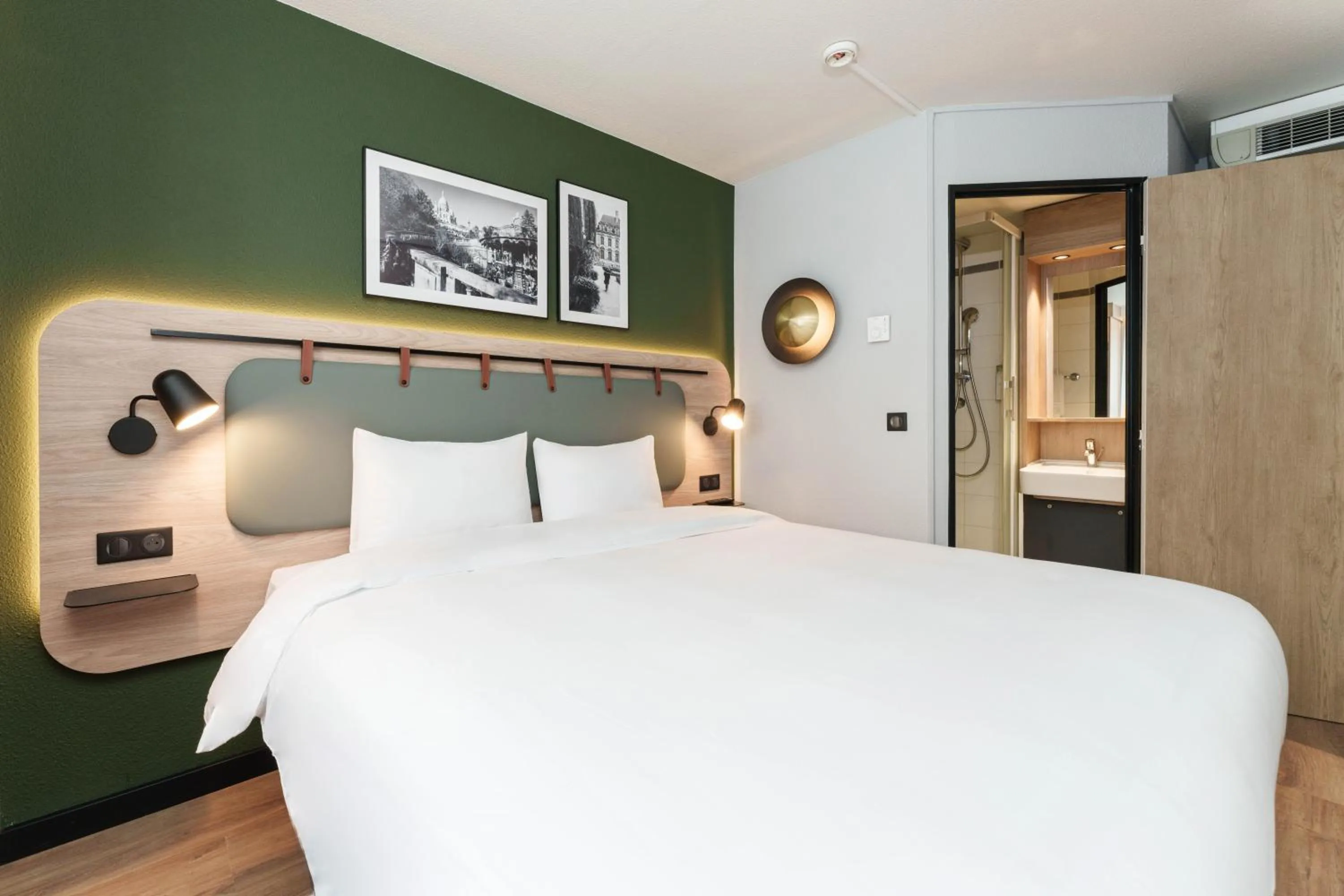 Photo of the whole room, Bed in Campanile Dijon Centre - Gare