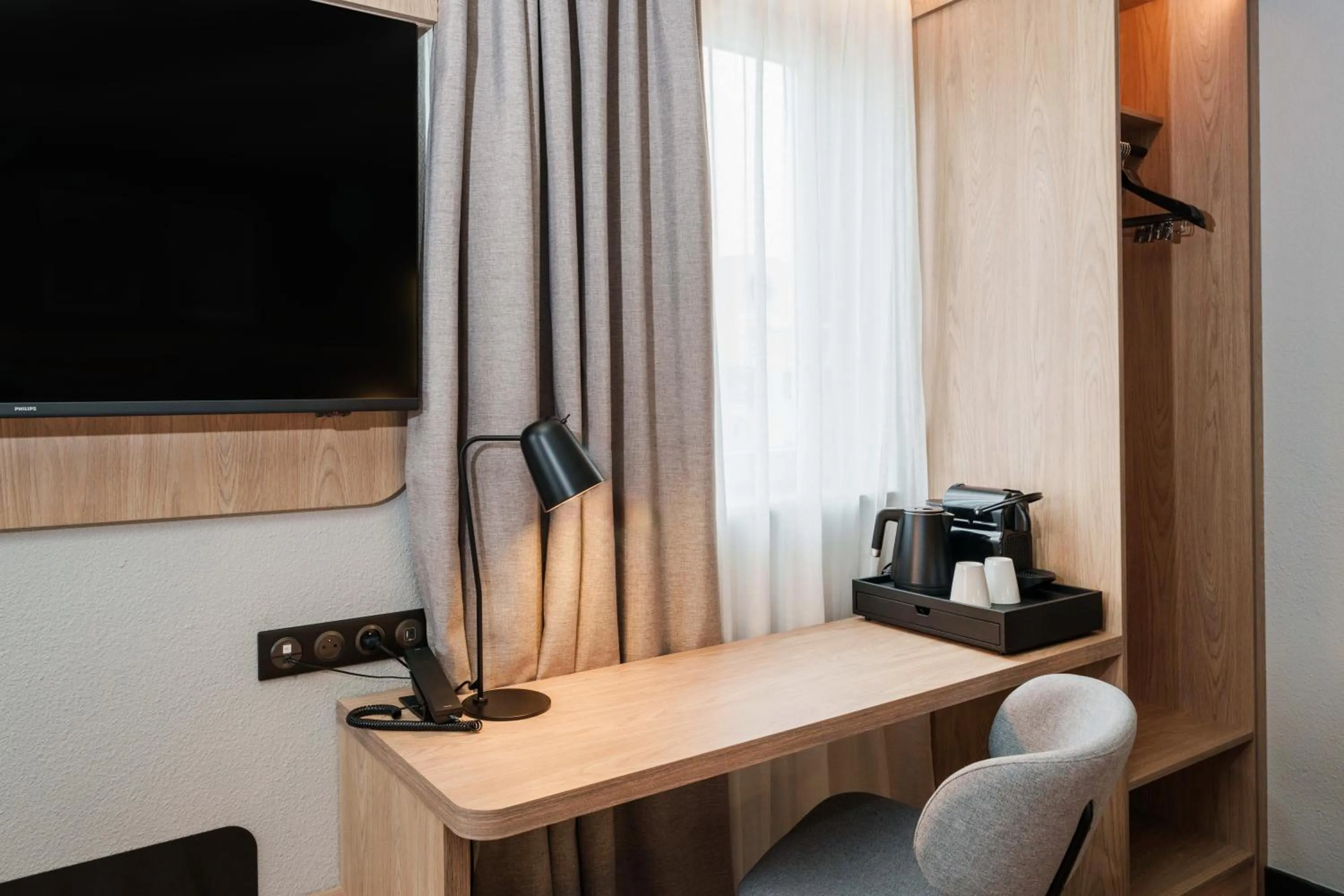 Coffee/tea facilities in Campanile Dijon Centre - Gare