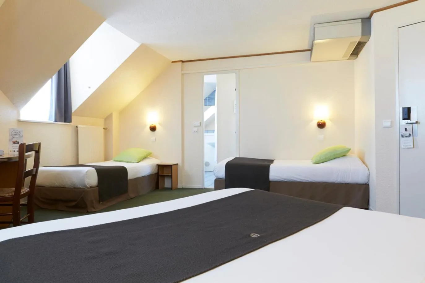 Bedroom, Bed in Campanile Dijon Centre - Gare