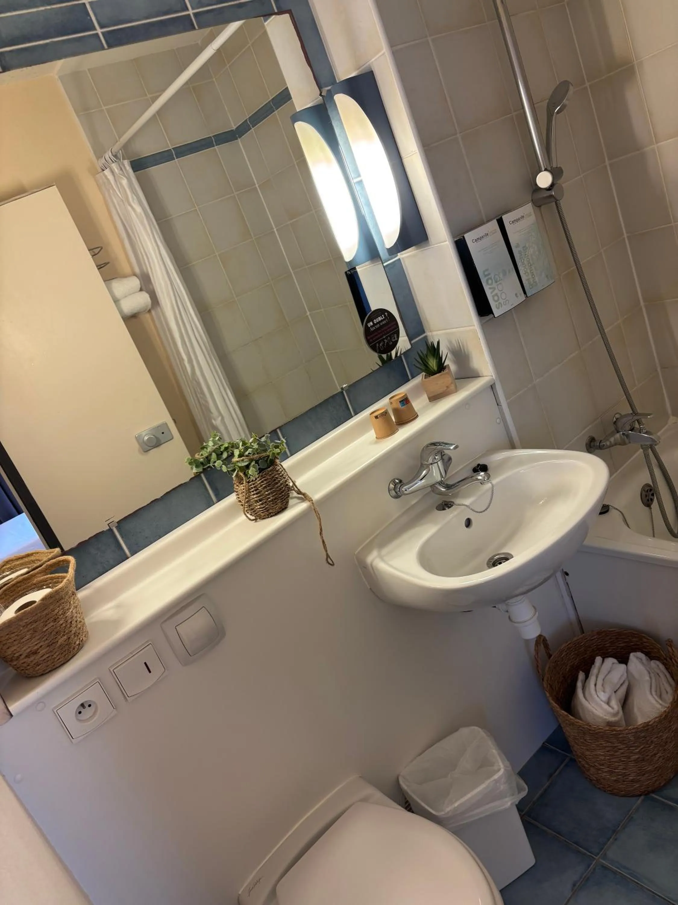 Bathroom in Campanile Dijon Centre - Gare