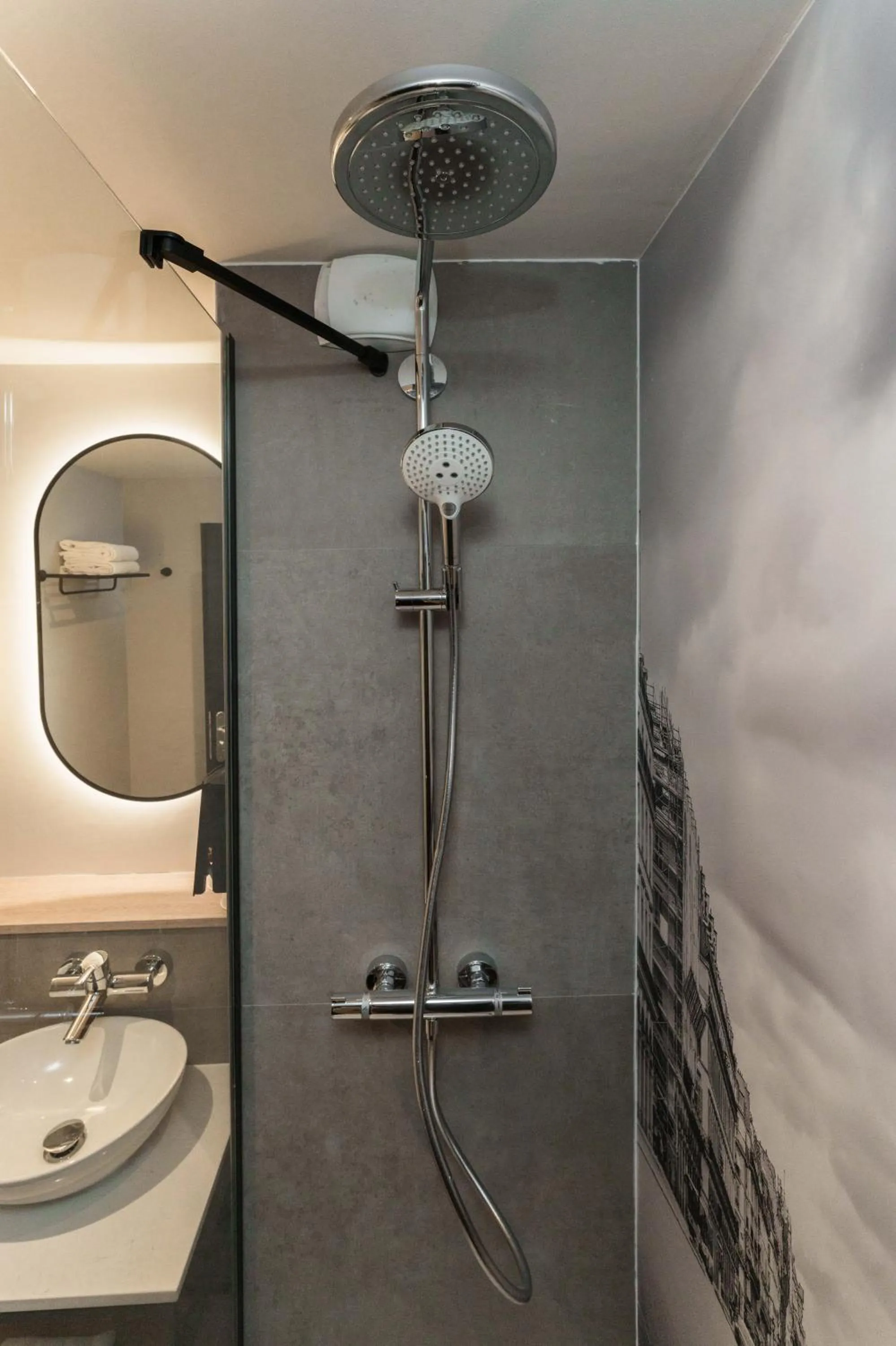 Shower in Campanile Dijon Centre - Gare