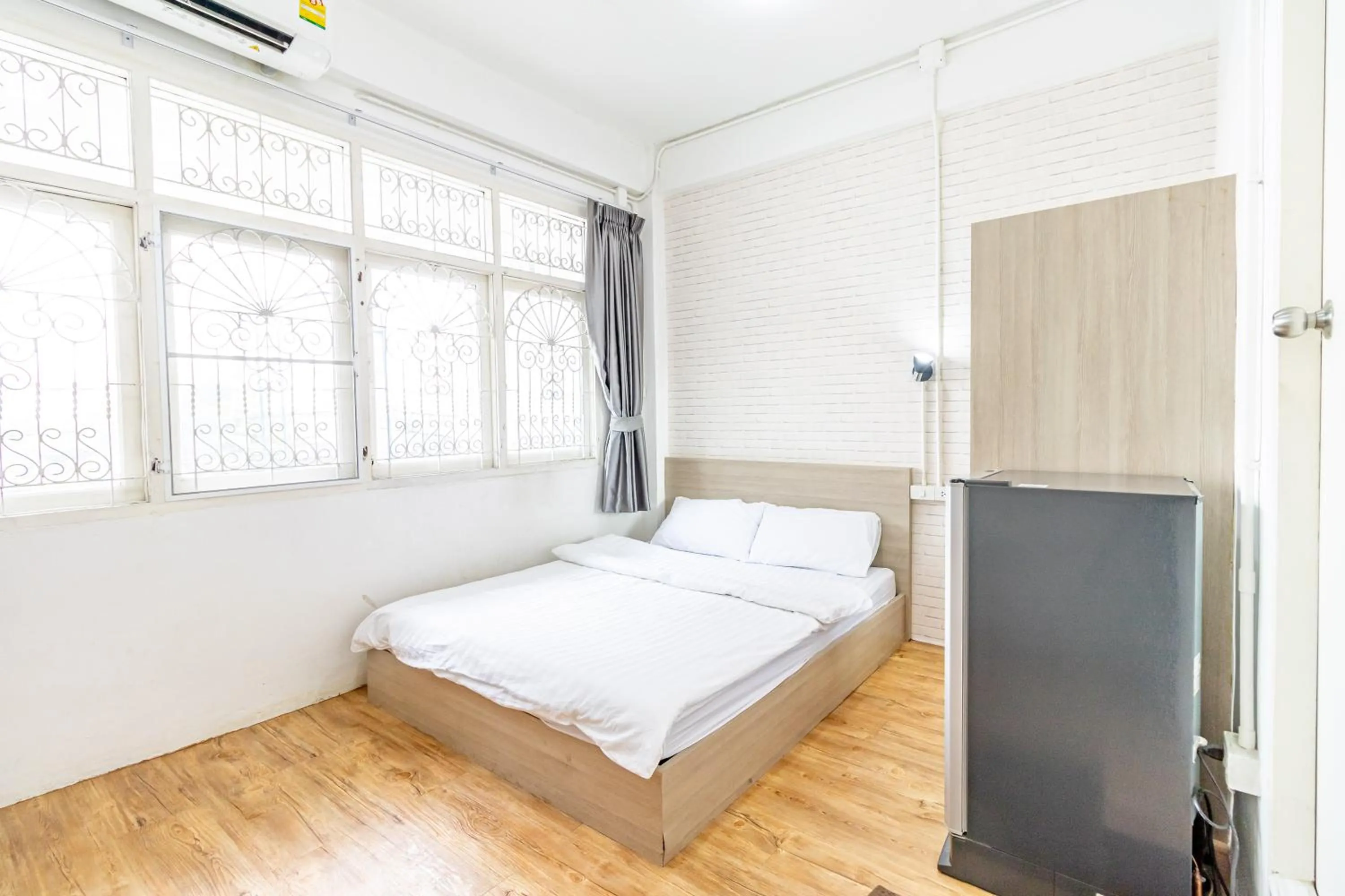 Superior Queen Room with Window in Ze Residence Bang Aor Station