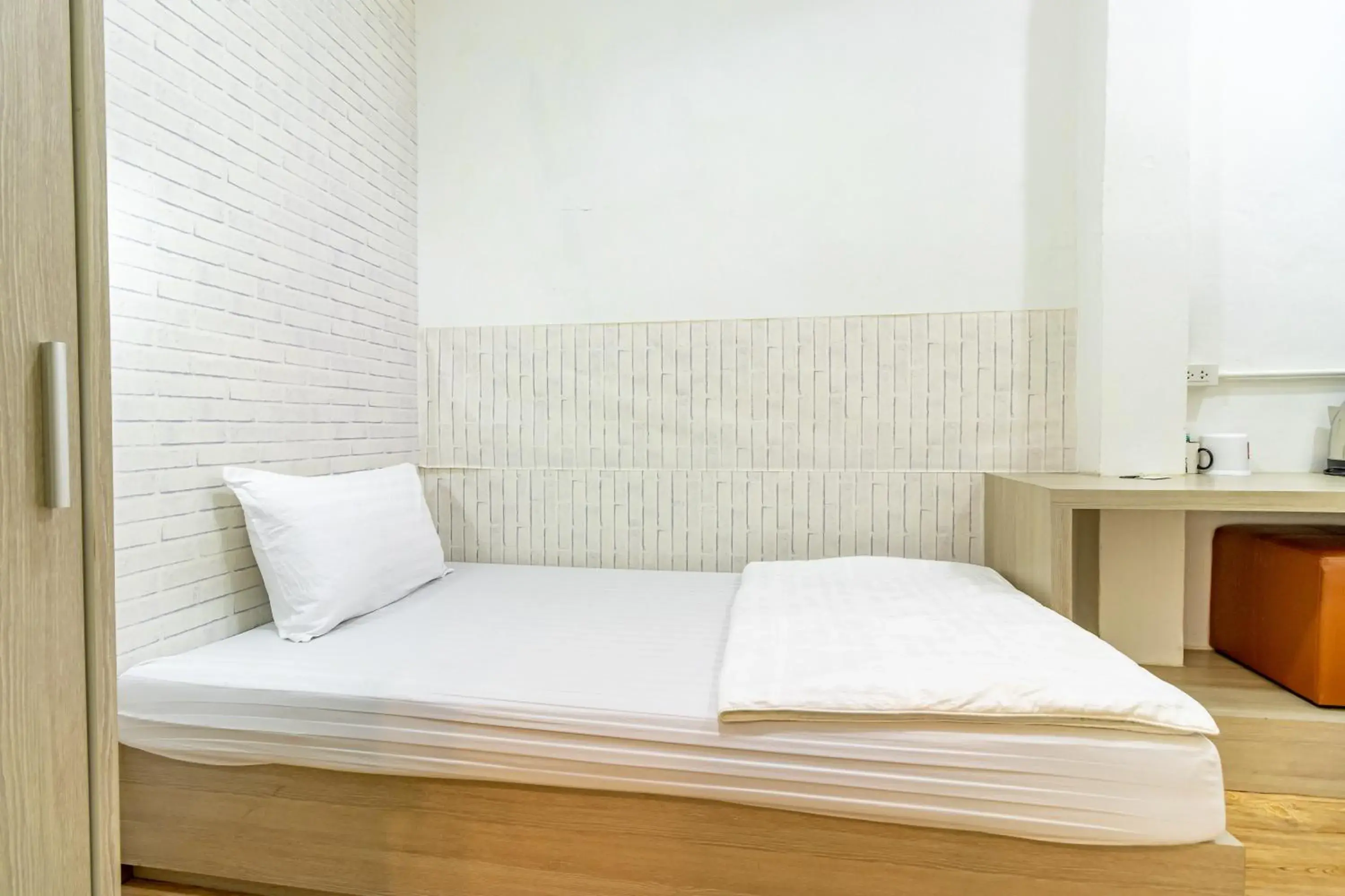 Standard Single Room - no window in Ze Residence Bang Aor Station Standard Single Room - no window in Ze Residence Bang Aor Station