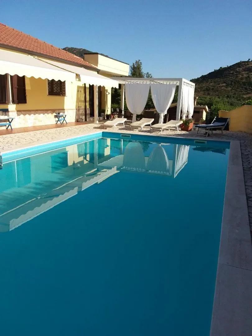 Swimming pool in B&B Il melograno