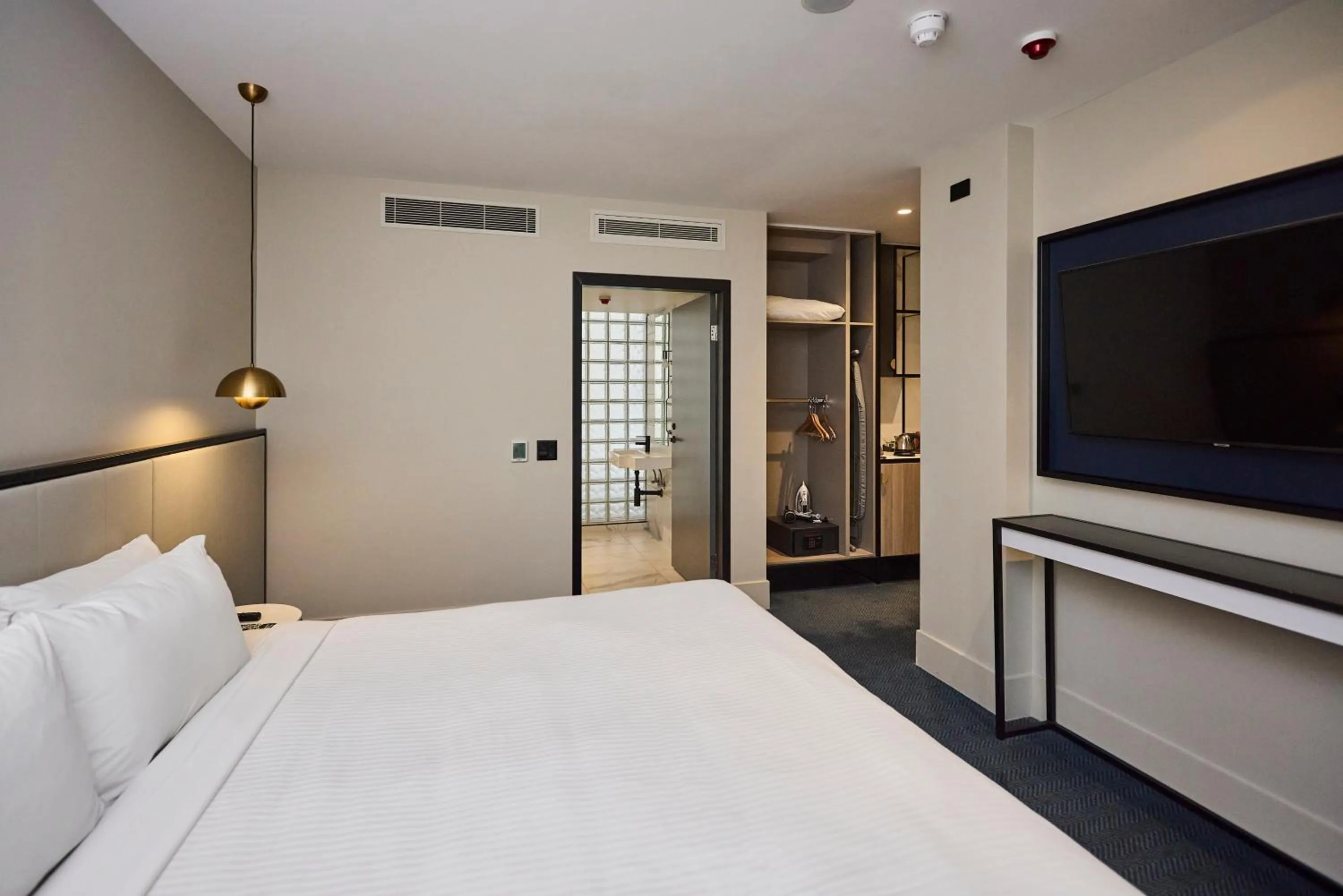 Bedroom, Bed in Brady Hotels Jones Lane