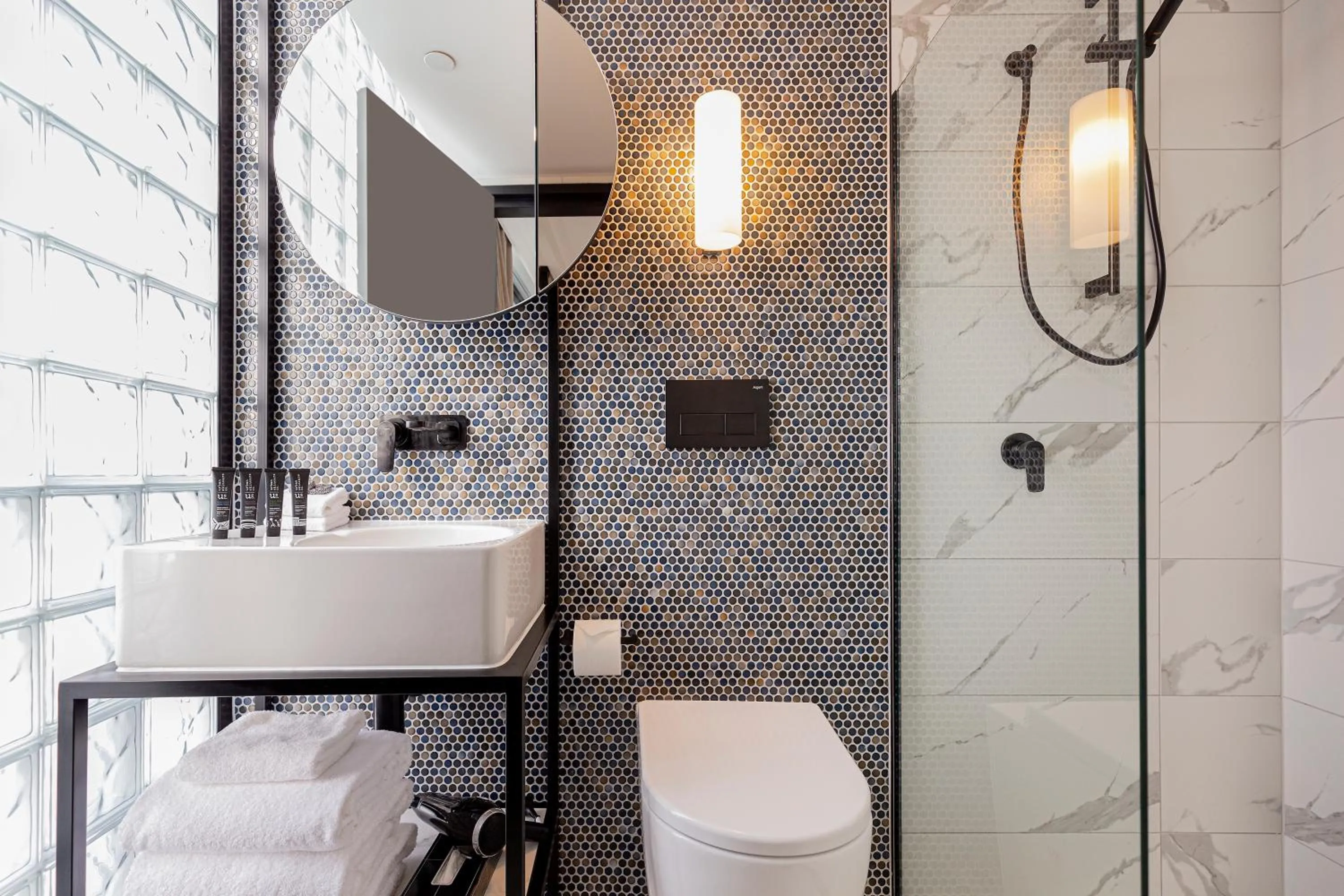 Shower in Brady Hotels Jones Lane