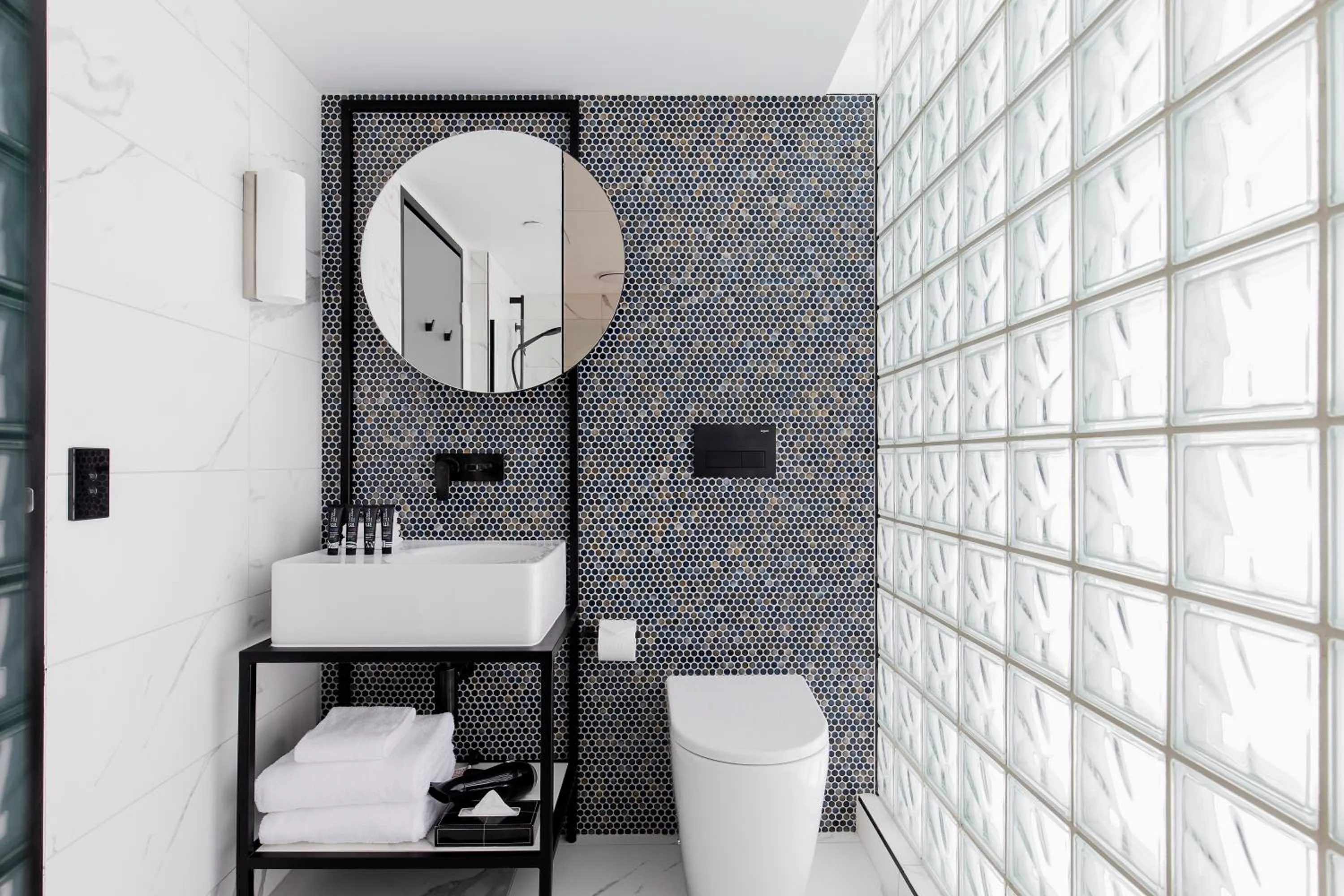 Bathroom, Bed in Brady Hotels Jones Lane