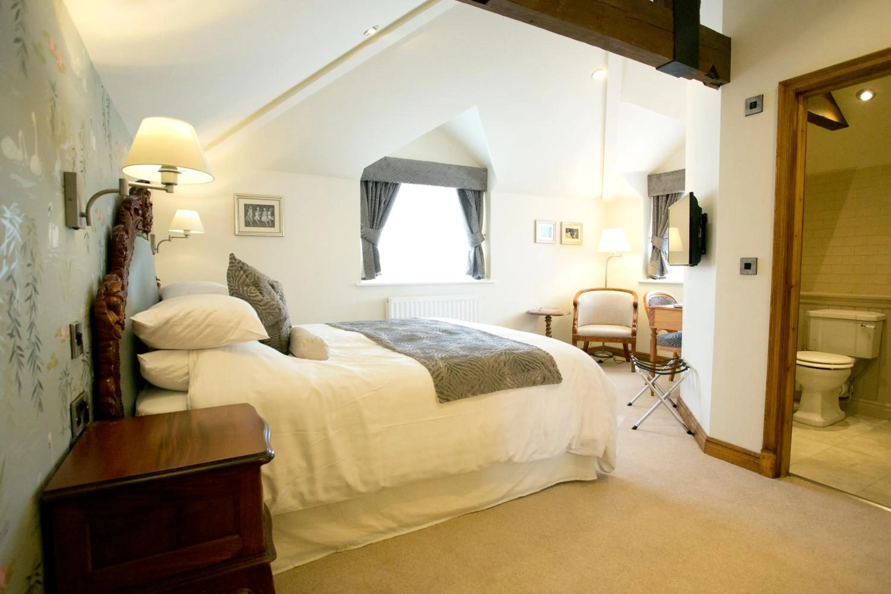 Day, Bed in The Black Swan