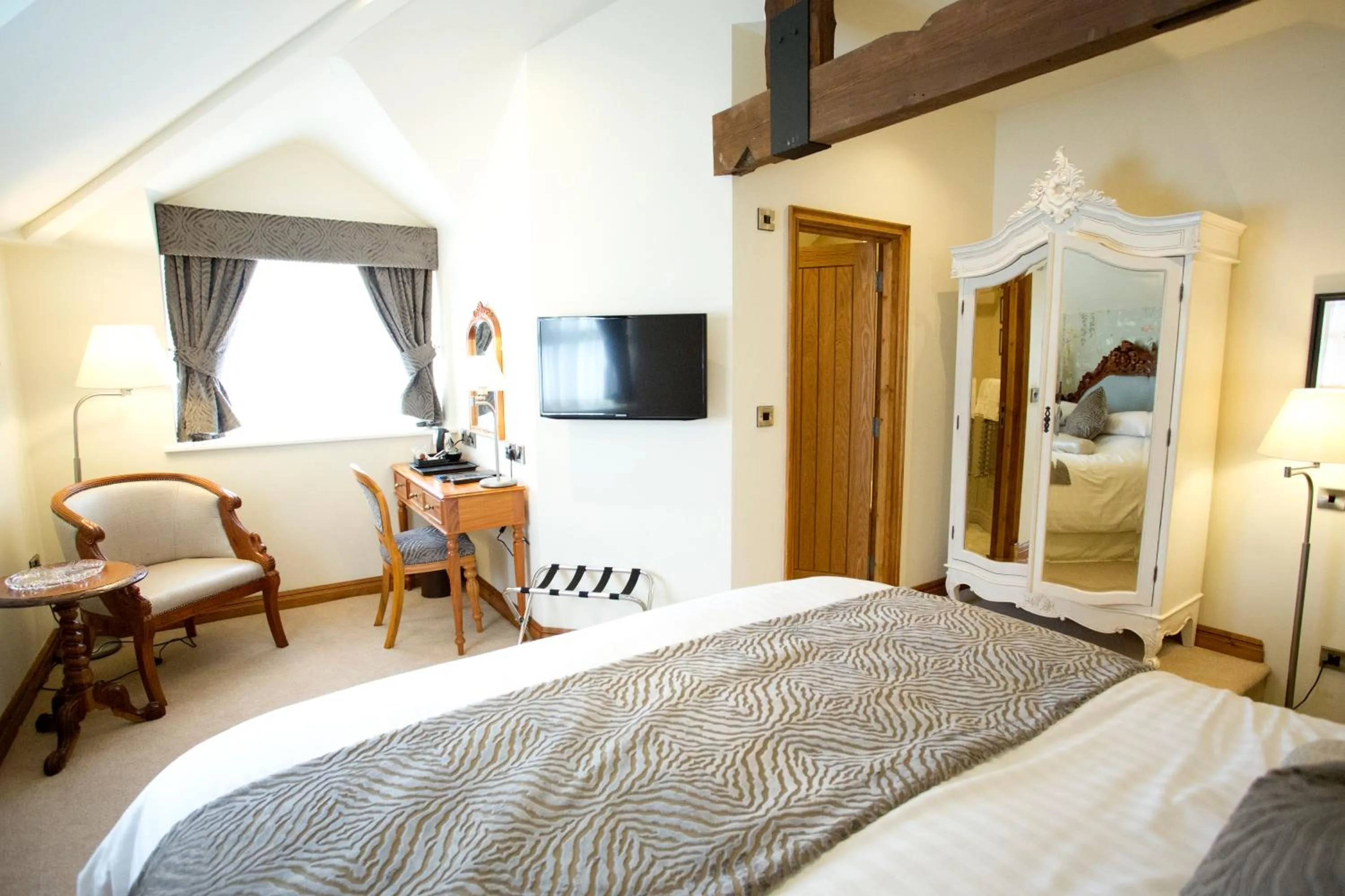 Day, Bed in The Black Swan