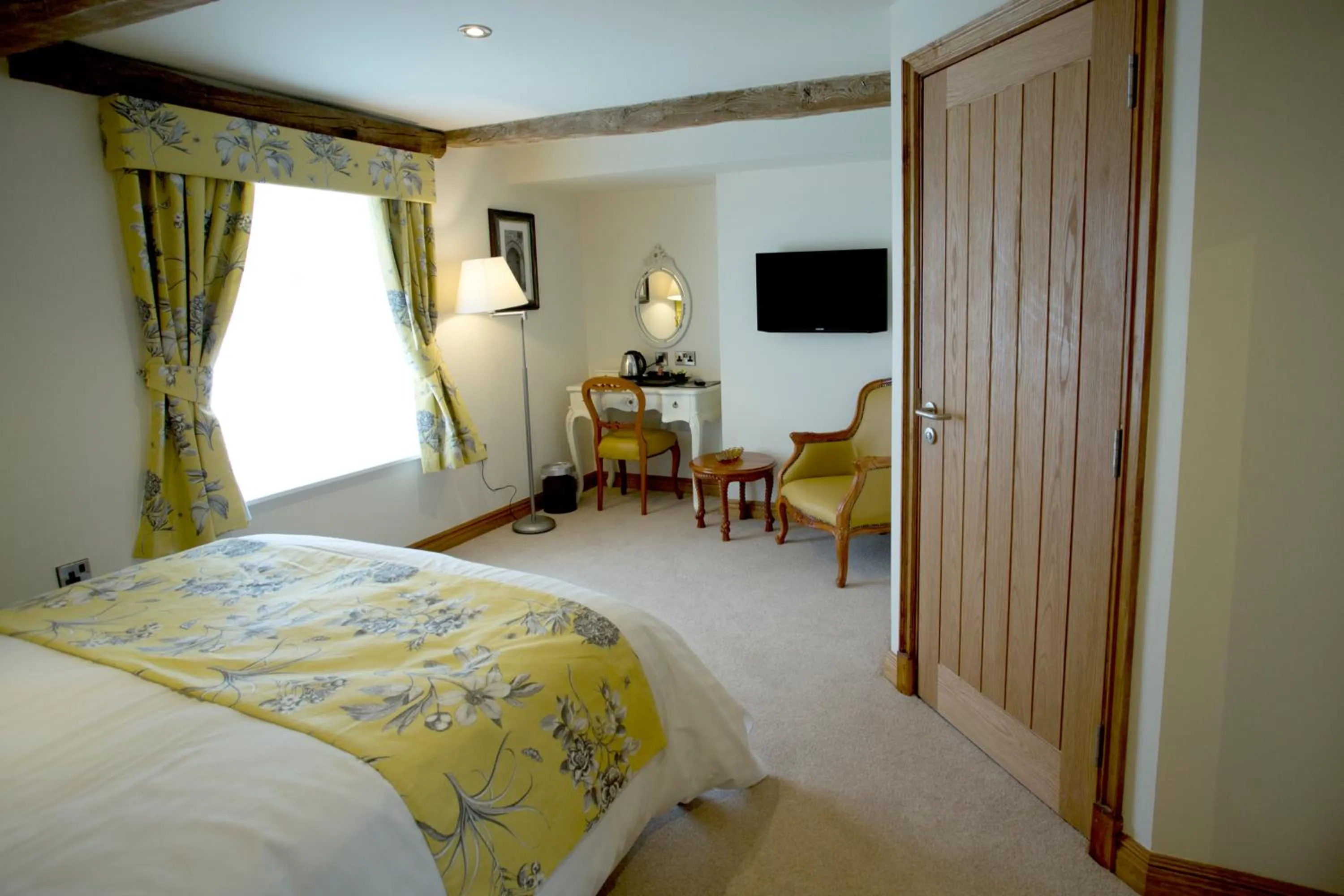 Day, Bed in The Black Swan