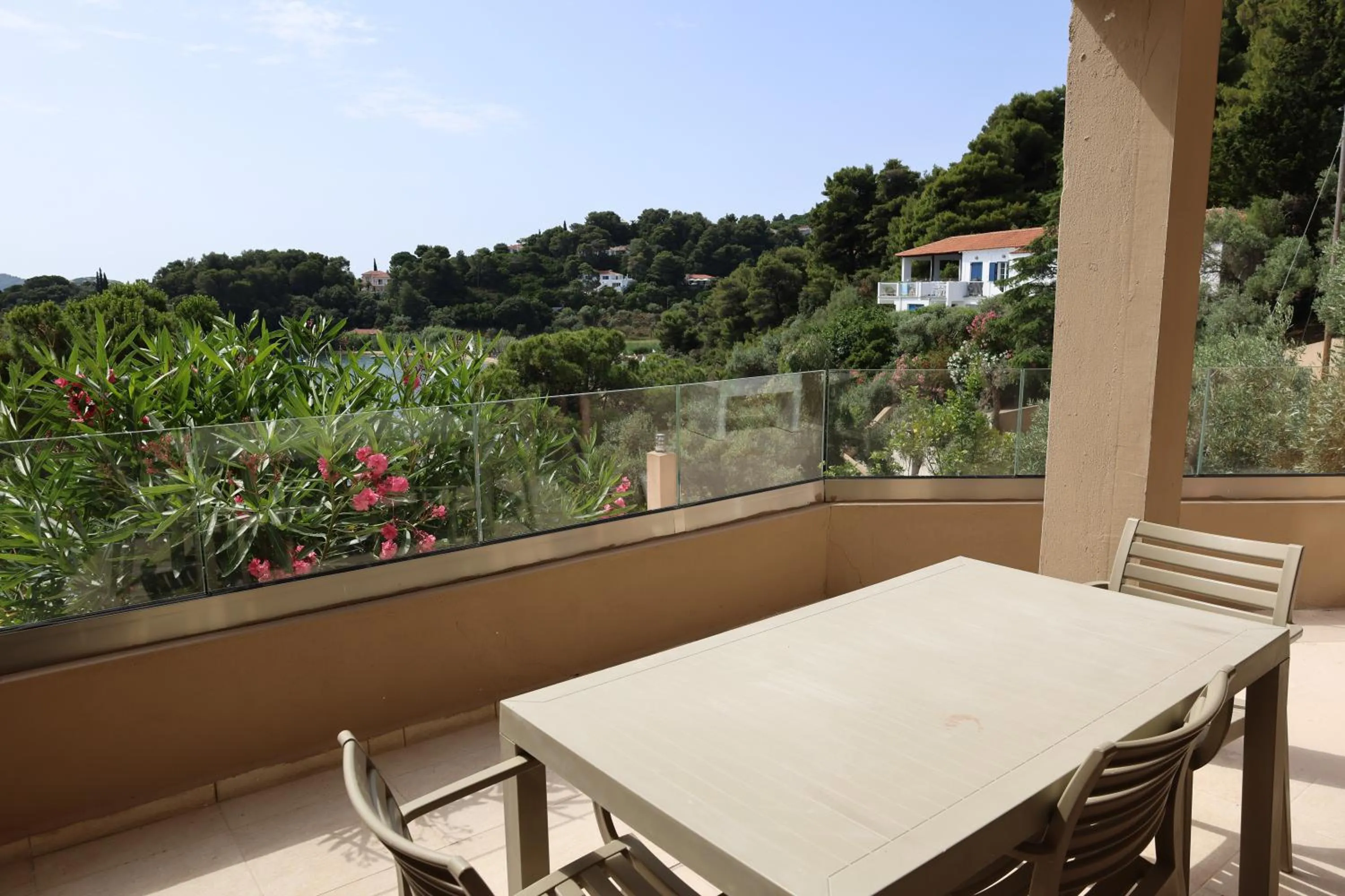 Cape Kanapitsa Hotel & Suites