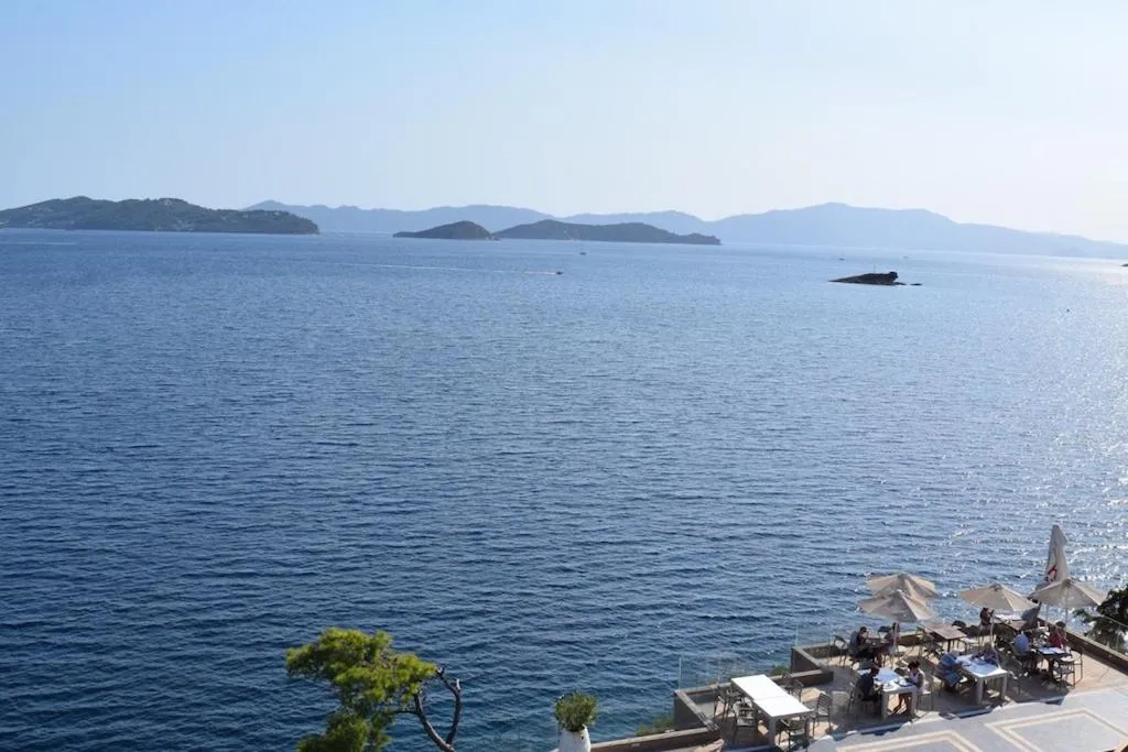 Cape Kanapitsa Hotel & Suites