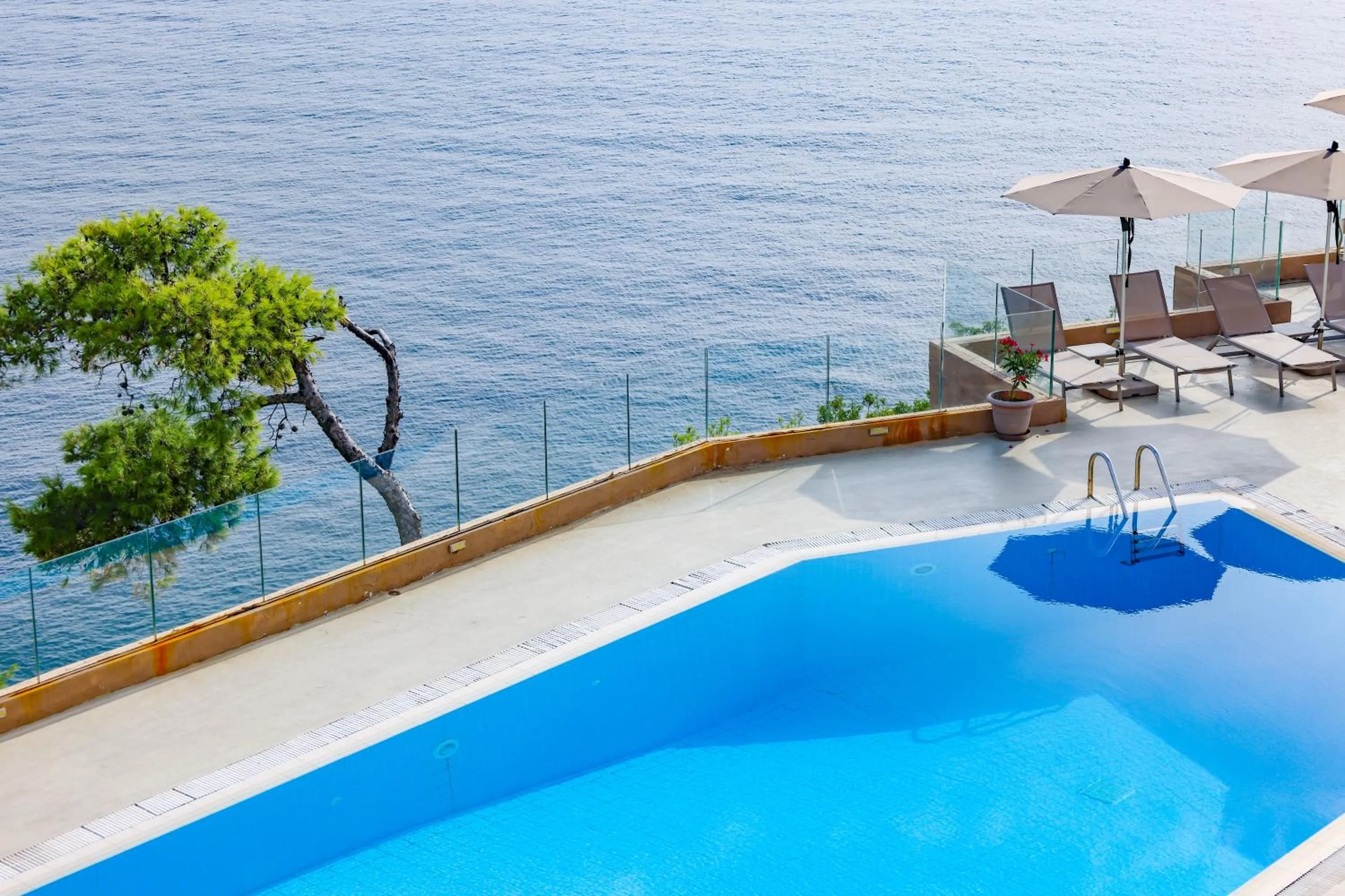 Swimming pool in Cape Kanapitsa Hotel & Suites