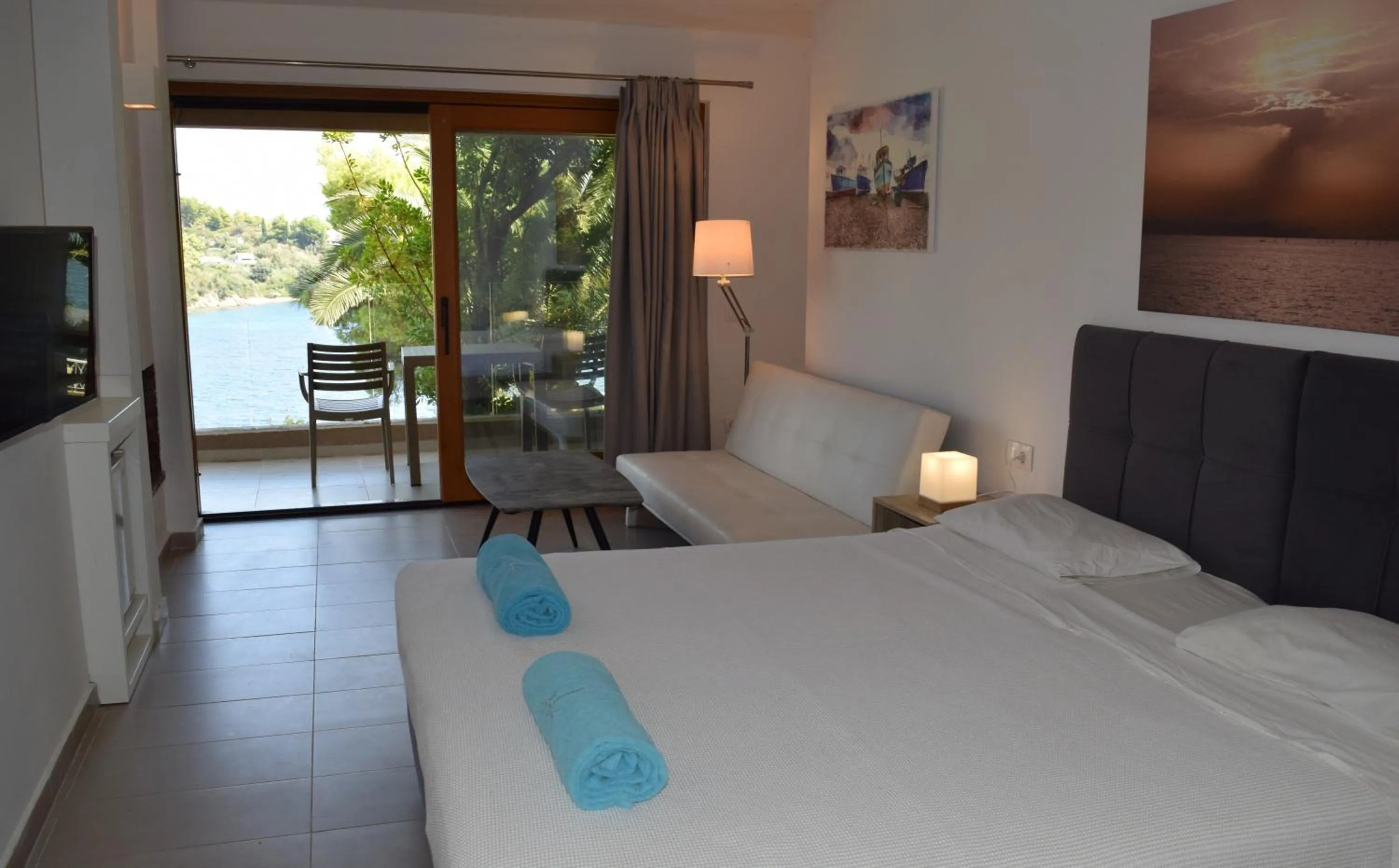 Bed in Cape Kanapitsa Hotel & Suites