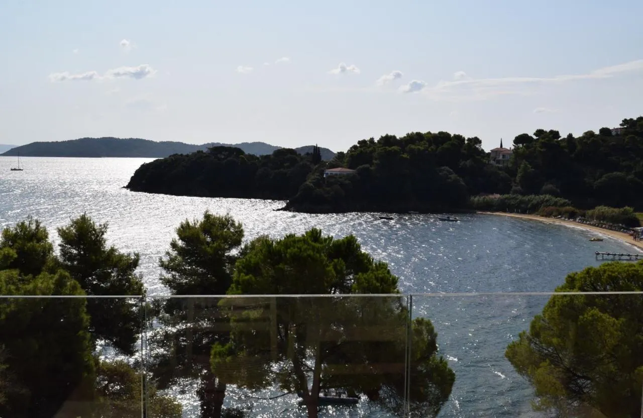 Cape Kanapitsa Hotel & Suites