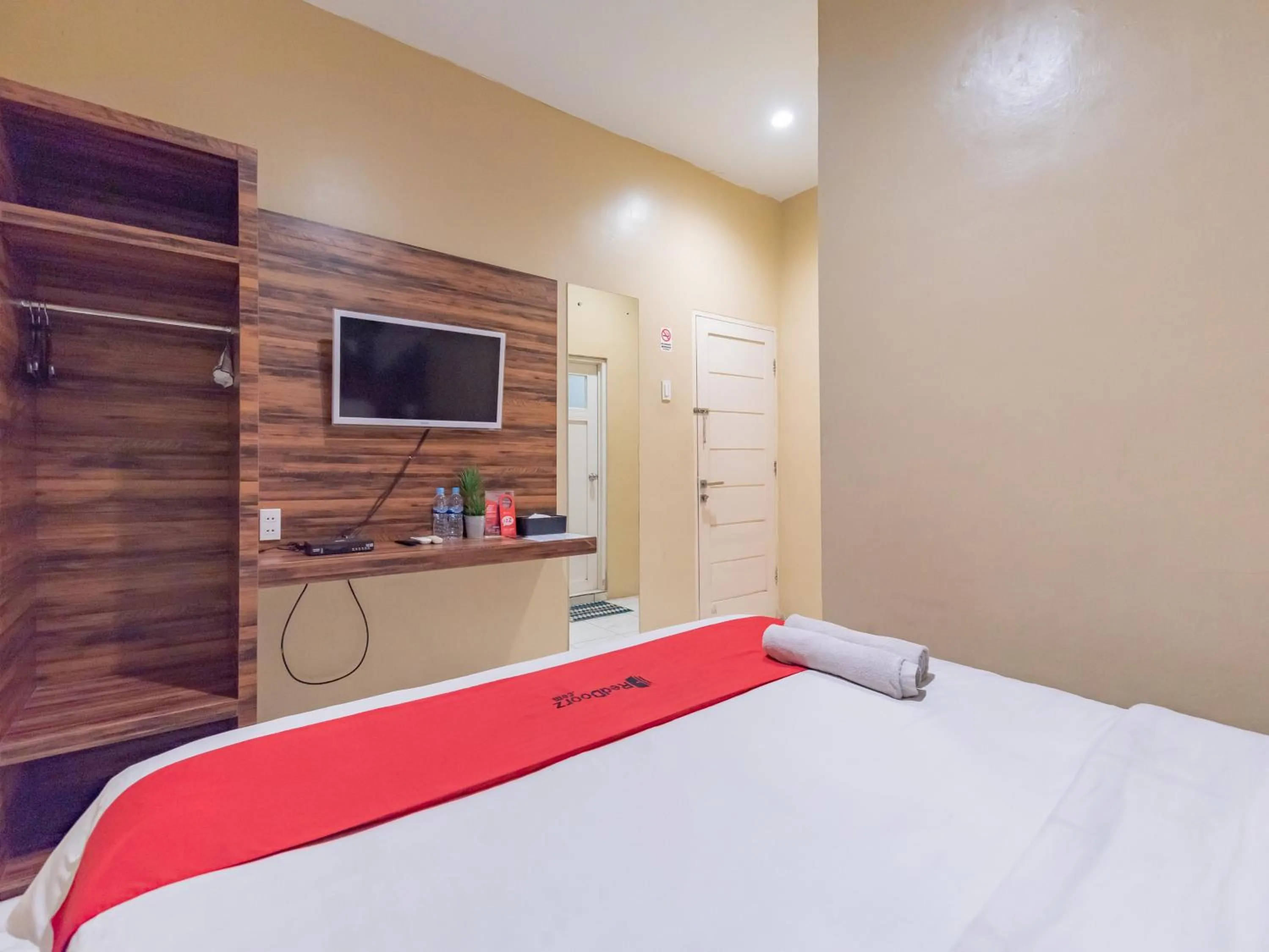 Bedroom, Bed in RedDoorz Plus near UNIMED Medan