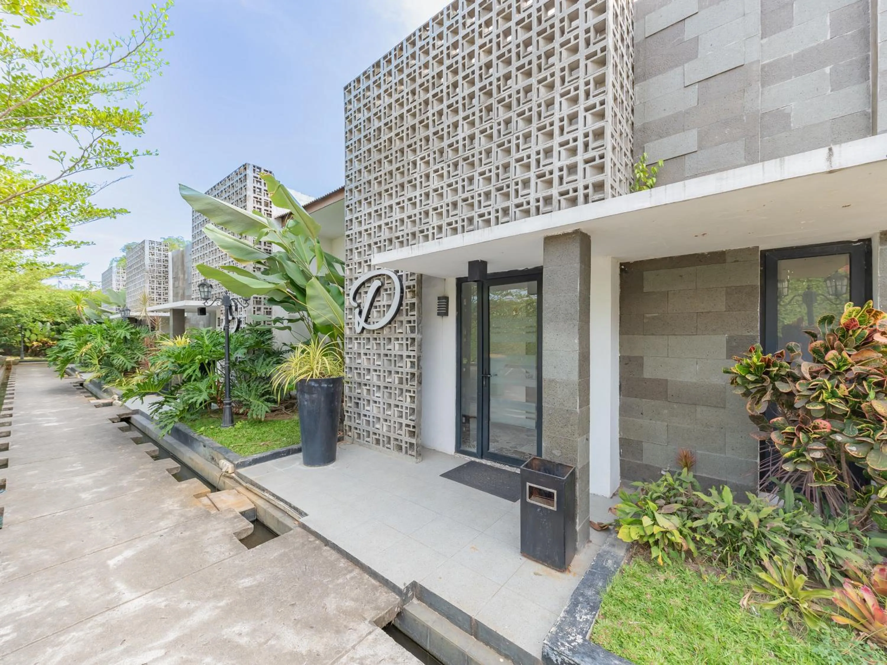 Facade/entrance in RedDoorz Plus near UNIMED Medan