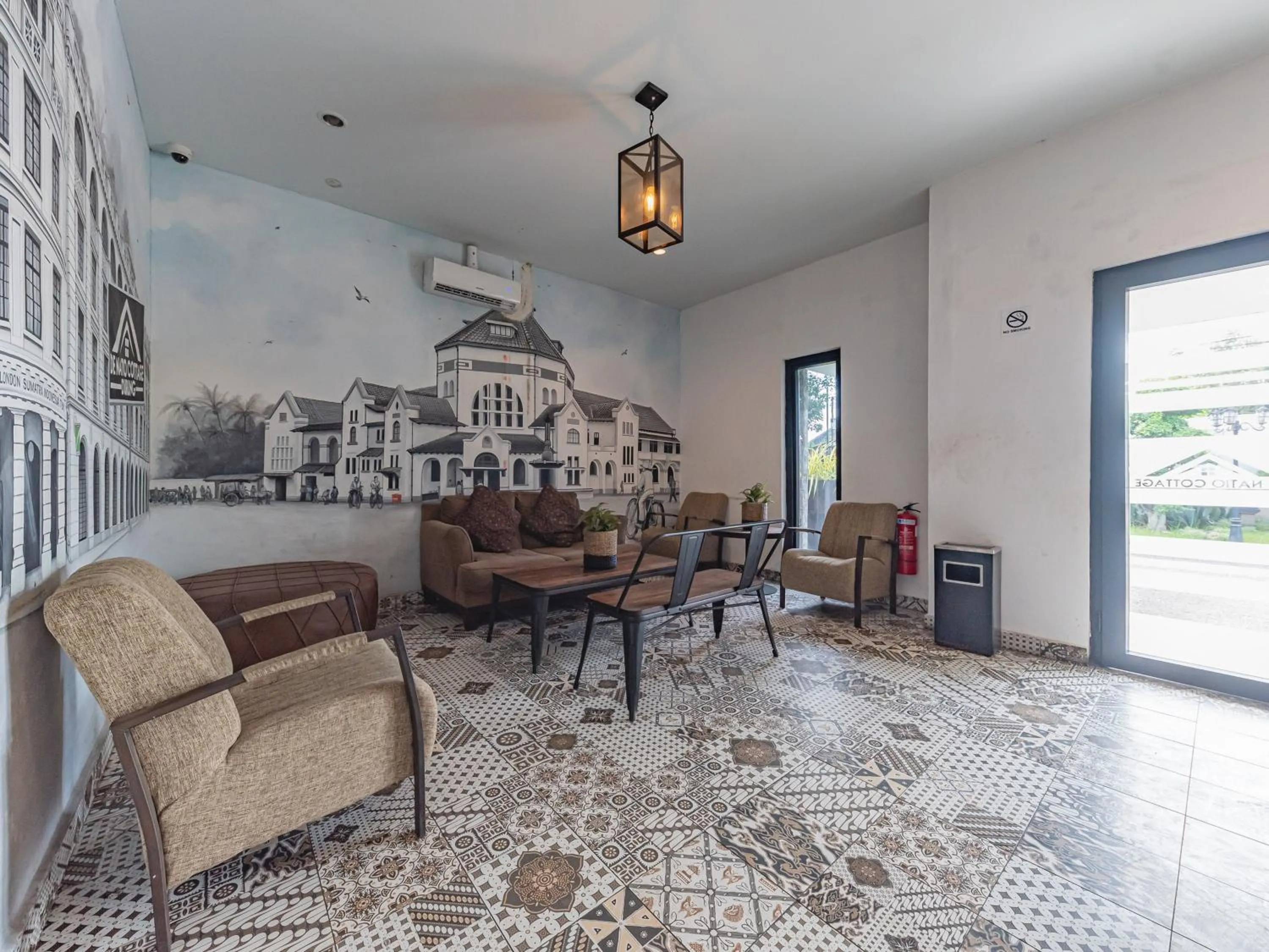 Seating area in RedDoorz Plus near UNIMED Medan