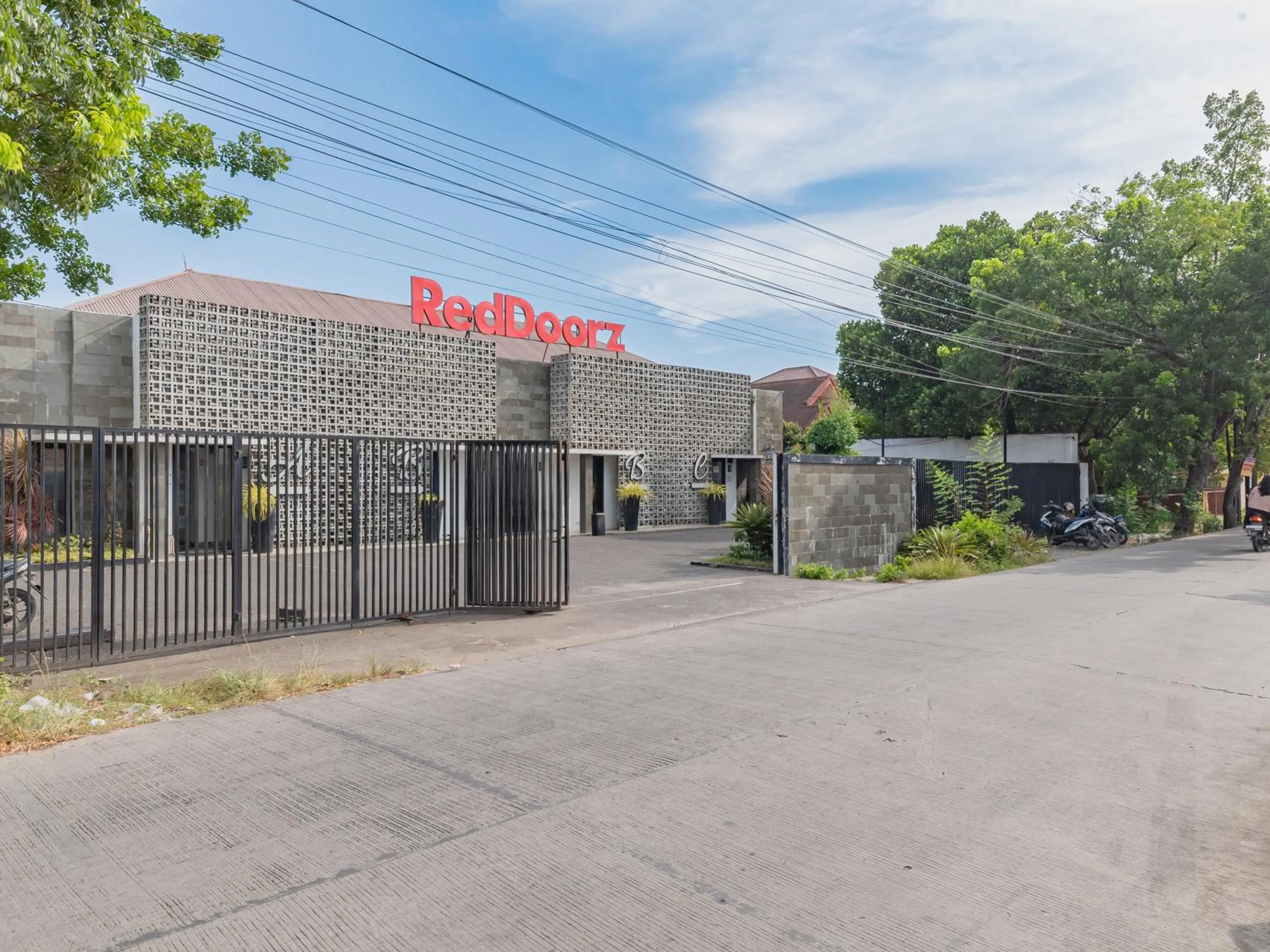 Facade/entrance in RedDoorz Plus near UNIMED Medan