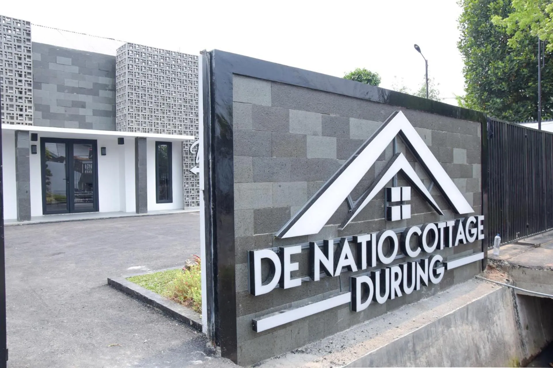 Facade/entrance in RedDoorz Plus near UNIMED Medan