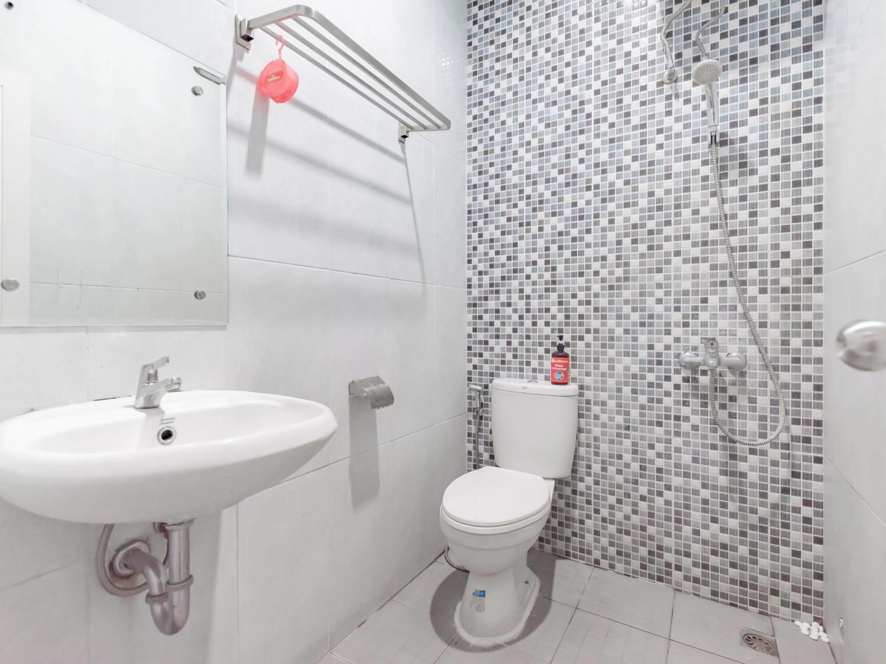 Bathroom in RedDoorz Plus near UNIMED Medan