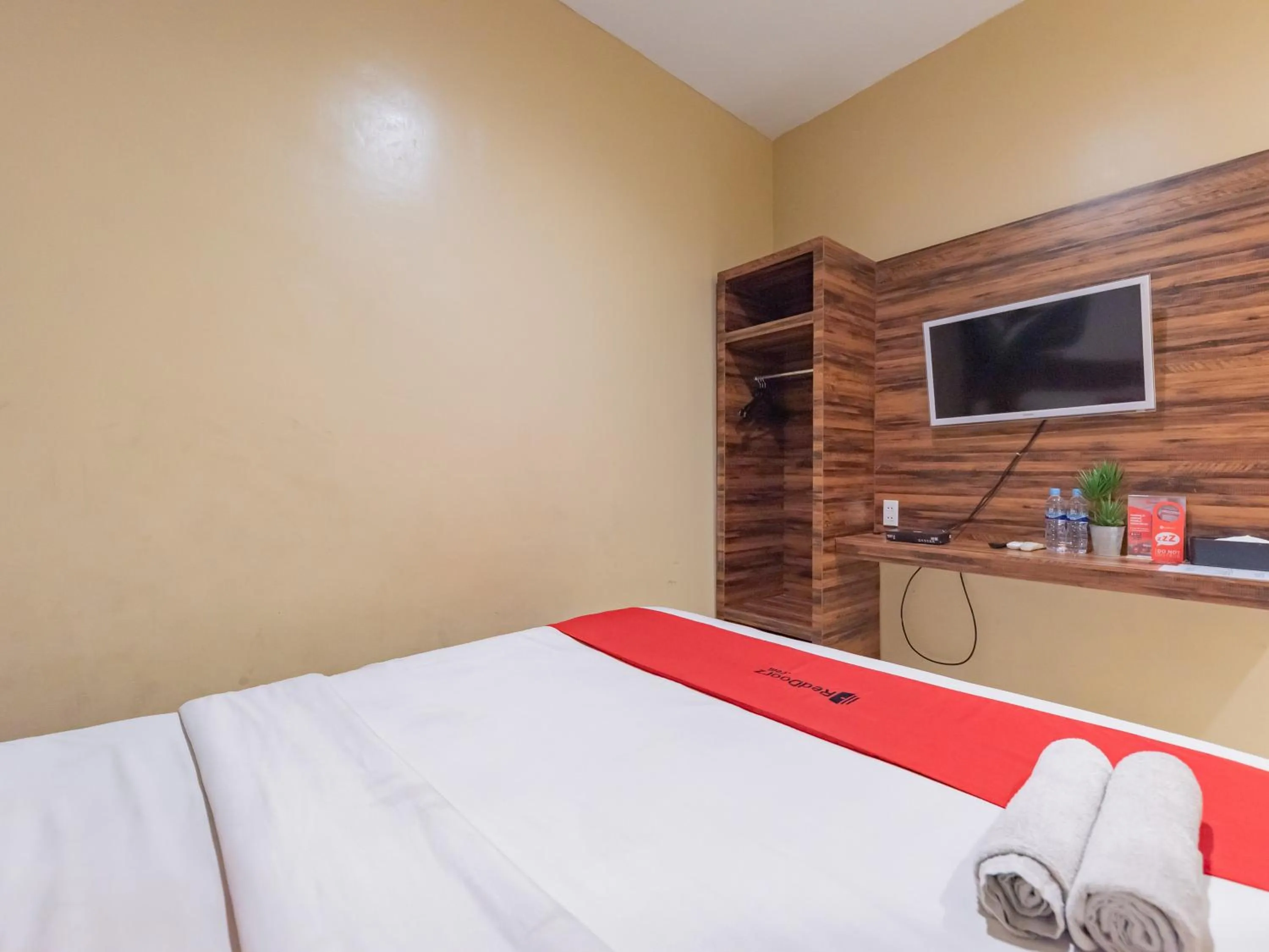 Bedroom, Bed in RedDoorz Plus near UNIMED Medan