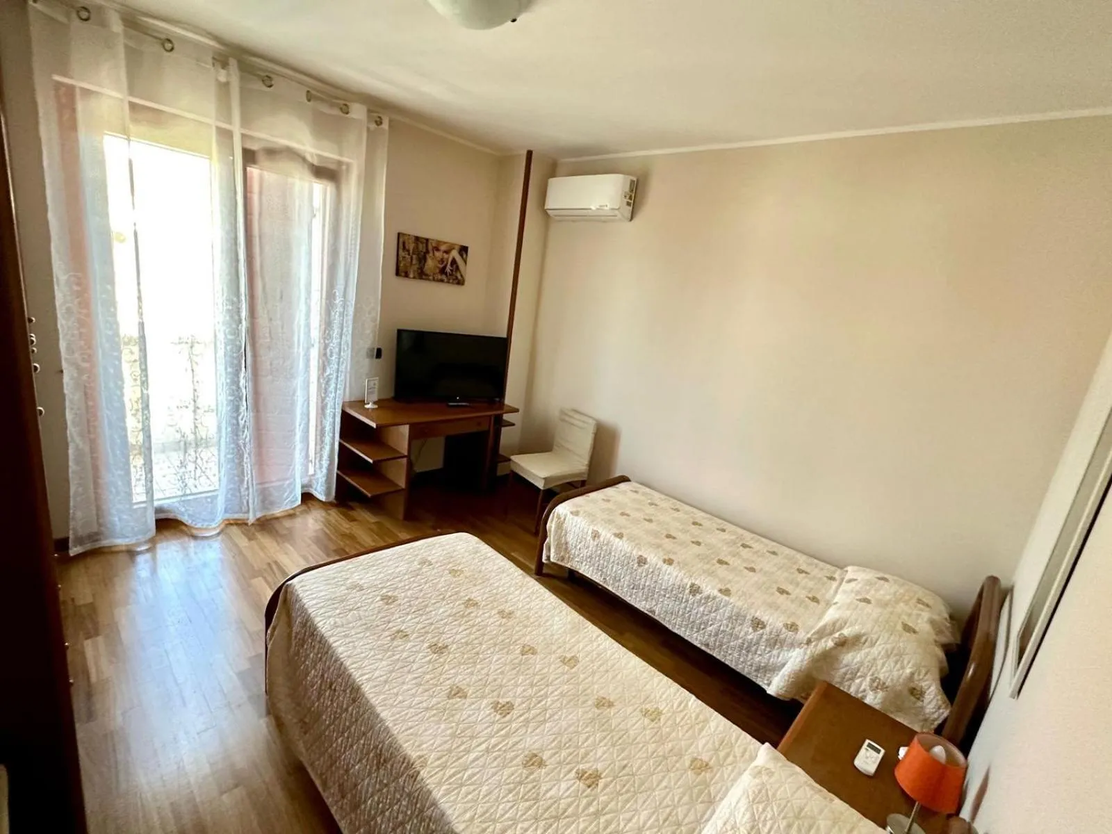 Photo of the whole room, Bed in B&B Mariposa